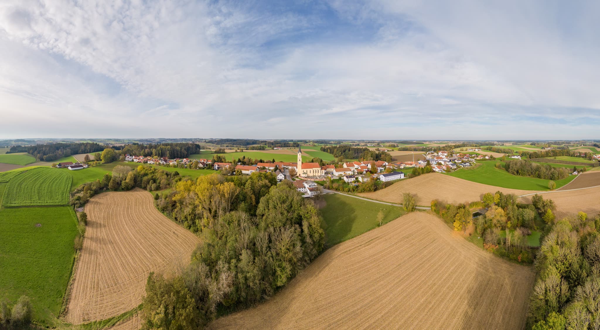 Luftbild von Ranoldsberg bei Buchbach im Landkreis Mühldorf am Inn, Oberbayern. Die Region Inn-Salzach in Deutschland zeigt ihre malerische Landschaft.
