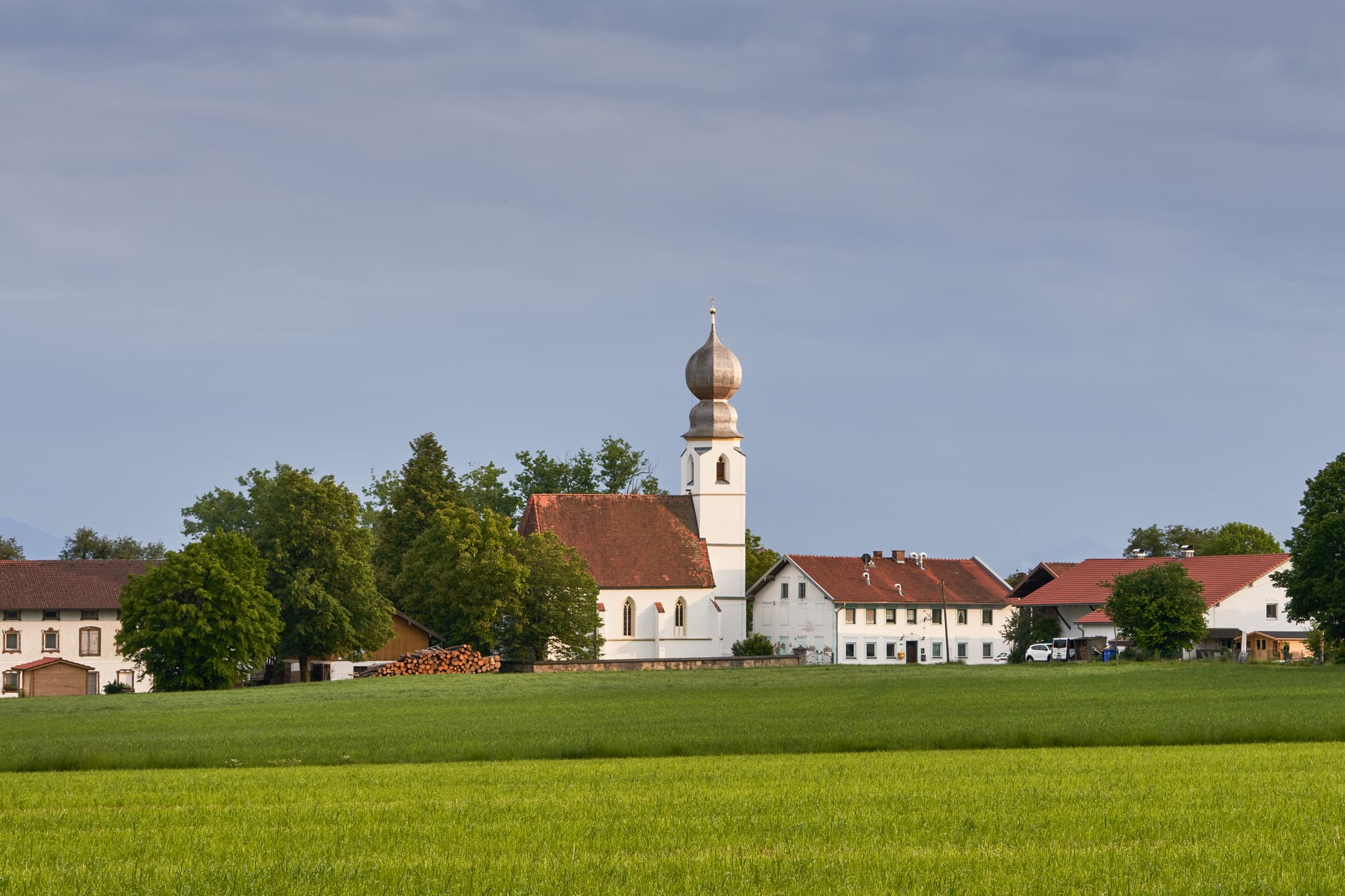Filialkirche Maria Unbefleckte Empfängnis in Neukirchen an der Alz, Landkreis Altötting, Oberbayern, Inn-Salzach, Bayern, Deutschland. Wunderschöne Landschaft.