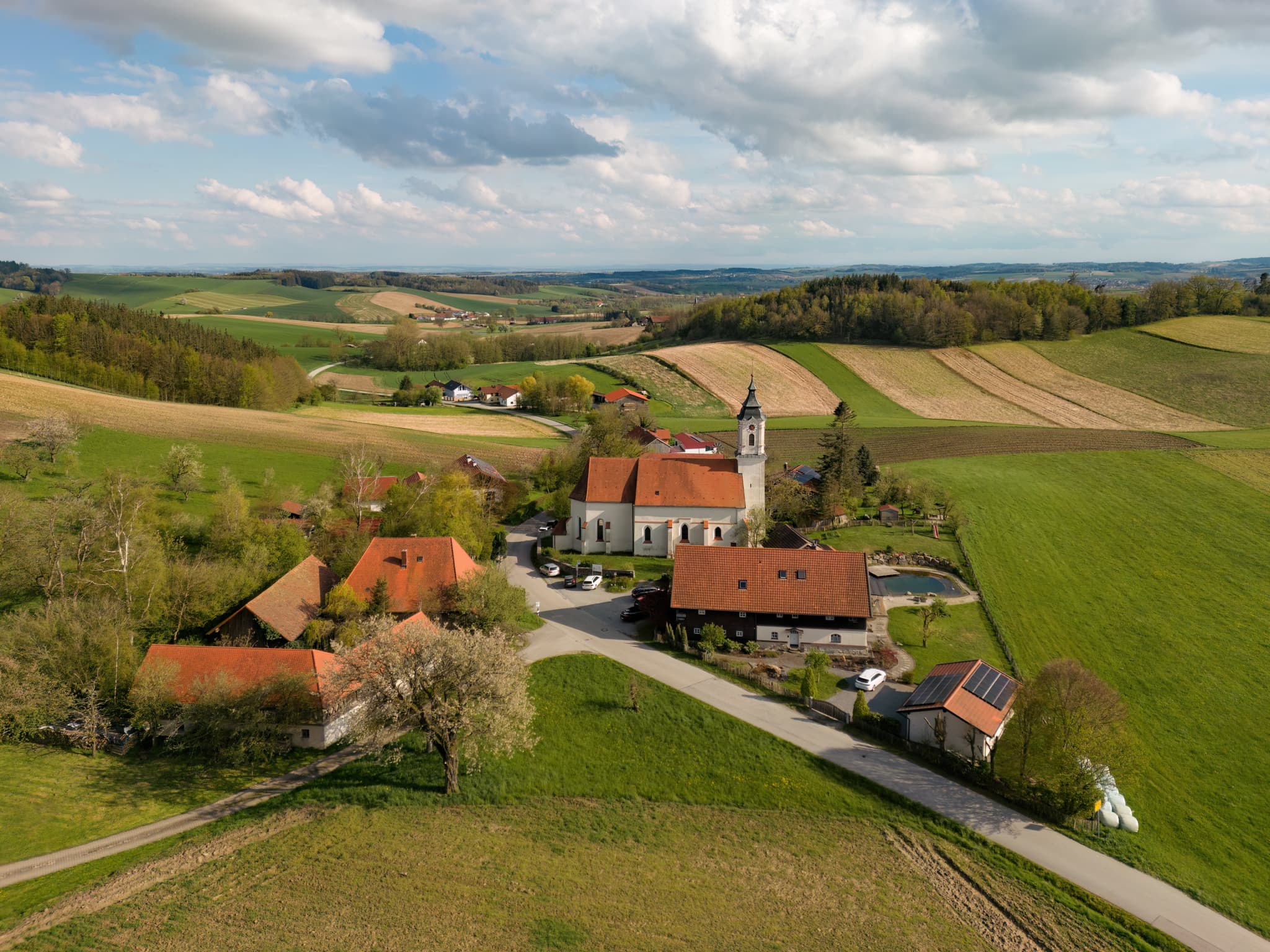 Luftbild der Wallfahrtskirche St. Wolfgang bei Bad Griesbach, Landkreis Passau, in der malerischen Region Bäderdreieck in Niederbayern, Deutschland. Idylle pur.