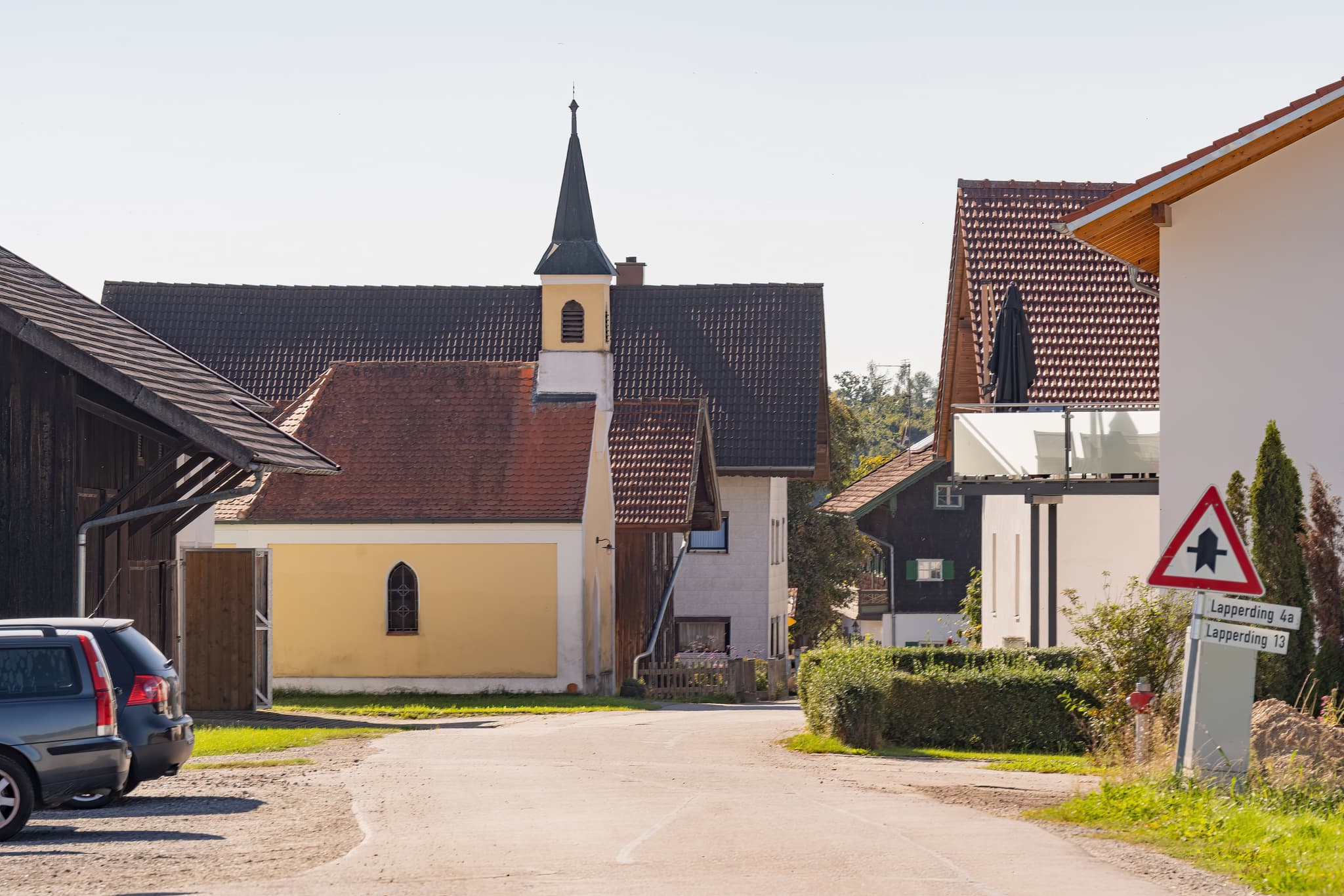 Ortsansicht und Kirche von Lapperding, Johanniskirchen, im Landkreis Rottal-Inn, Niederbayern. Dieses Bild zeigt die ländliche Szenerie im Herzen des Holzlands.