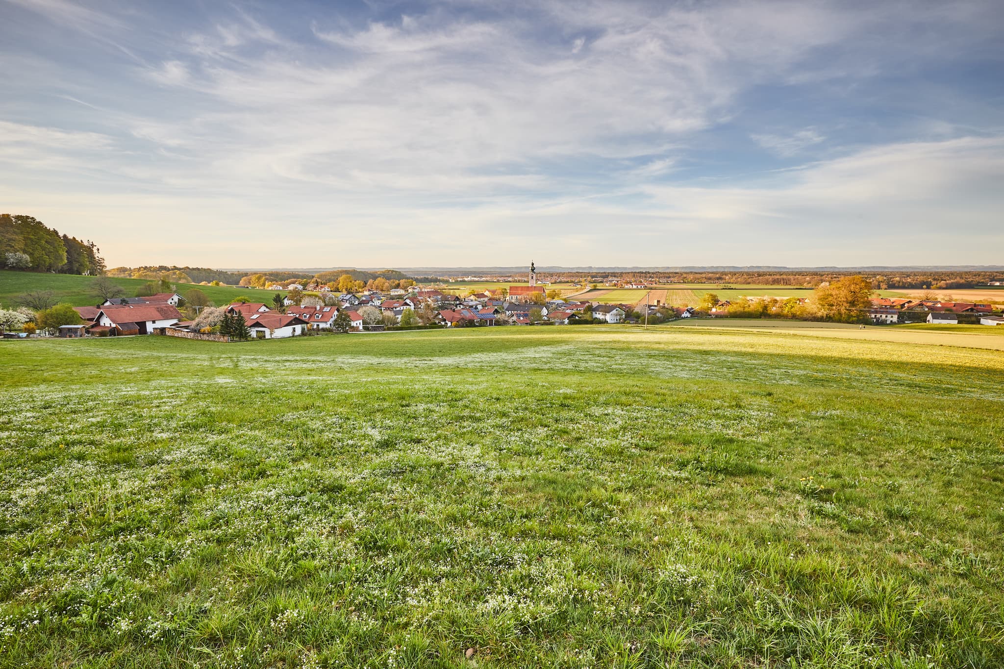 Panoramaaufnahme der Landschaft am Hörndlweg, Mehring, Altötting. Grüne Felder, Dorf und sanfte Hügel in Oberbayern, Inn-Salzach, Deutschland.
