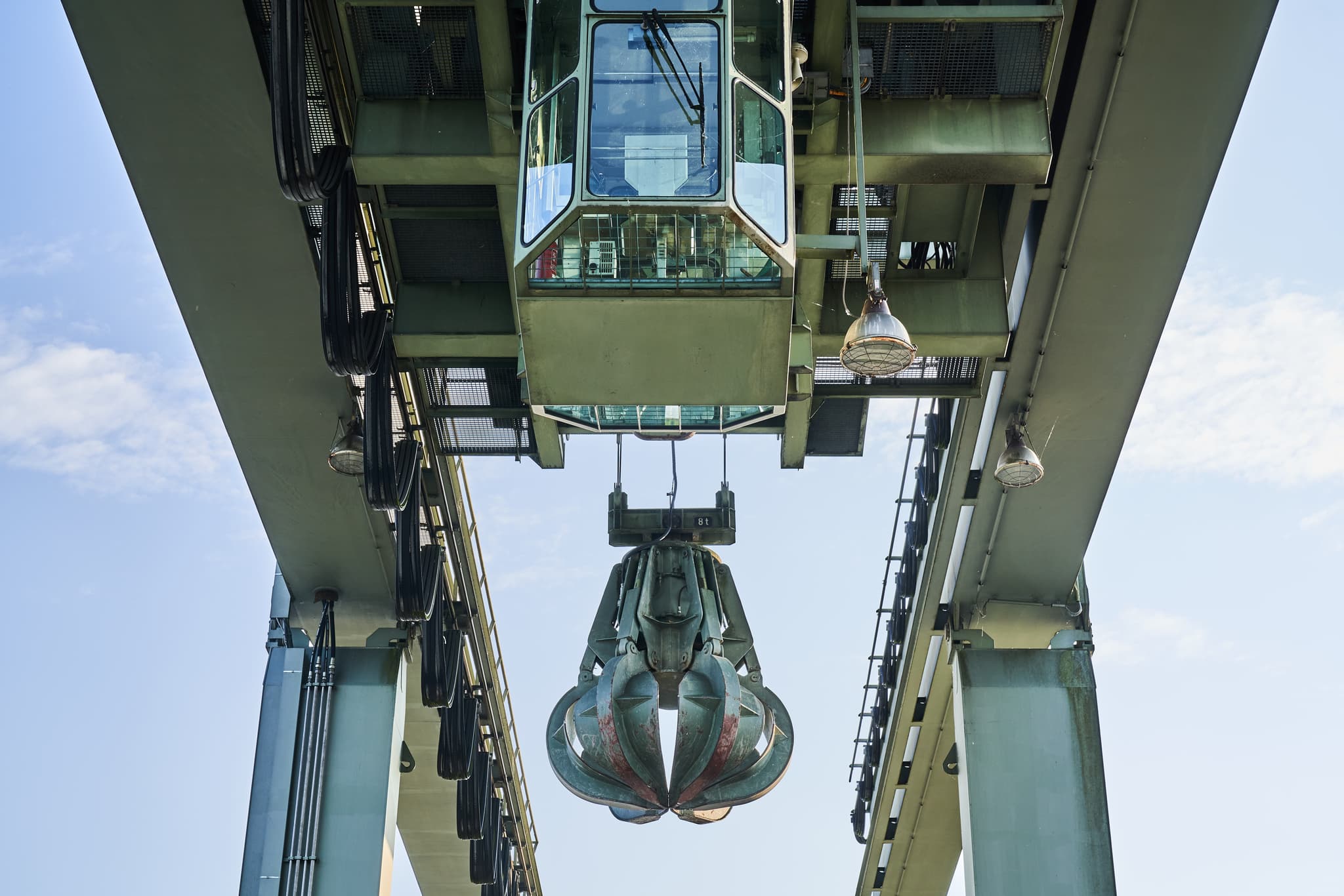 Industriekran am Verbund Innkraftwerk Ering-Frauensttein Inn in Ering, Landkreis Rottal-Inn, Niederbayern, Bäderdreieck, Deutschland. Wichtige Infrastruktur.