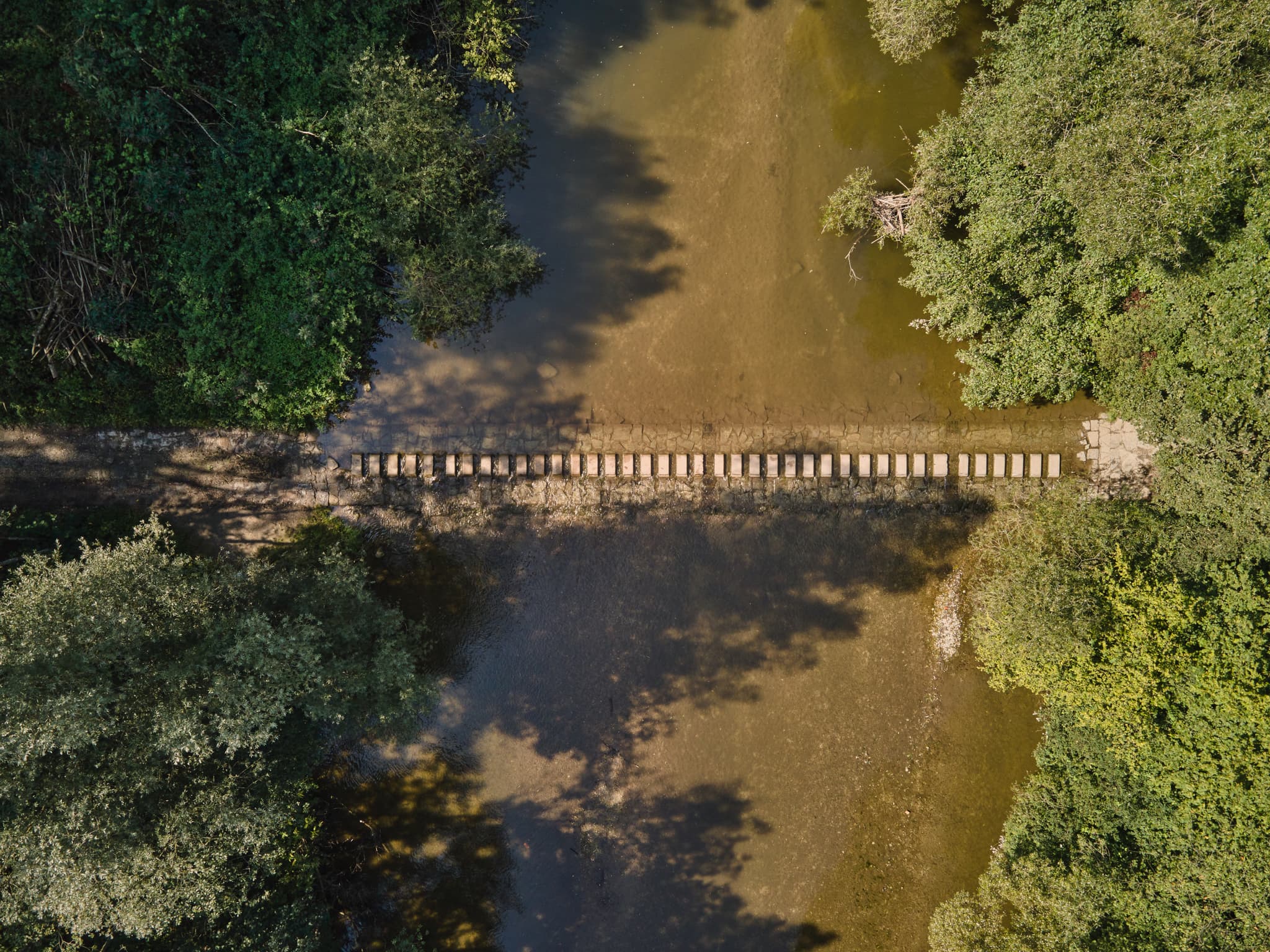 Blick von oben auf Isen Pilgerweg Trittsteine über Fluss. Naturlandschaft in Lindloh, Winhöring, Altötting, Oberbayern, Inn-Salzach, Deutschland.