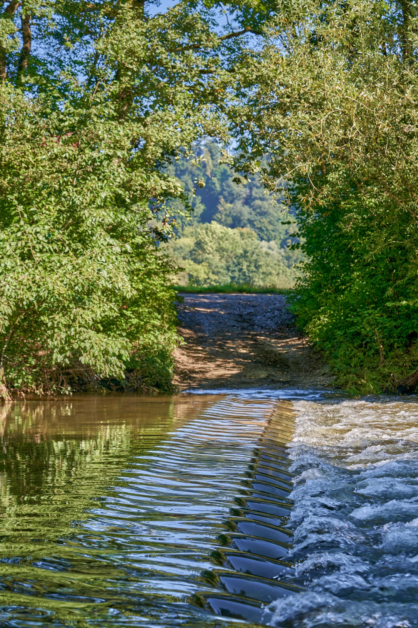 Fließendes Wasser am Schokobreggal mit hohem Wasserstand in Isen, Winhöring. Landschaft in Altötting, Oberbayern, Inn-Salzach, Deutschland.