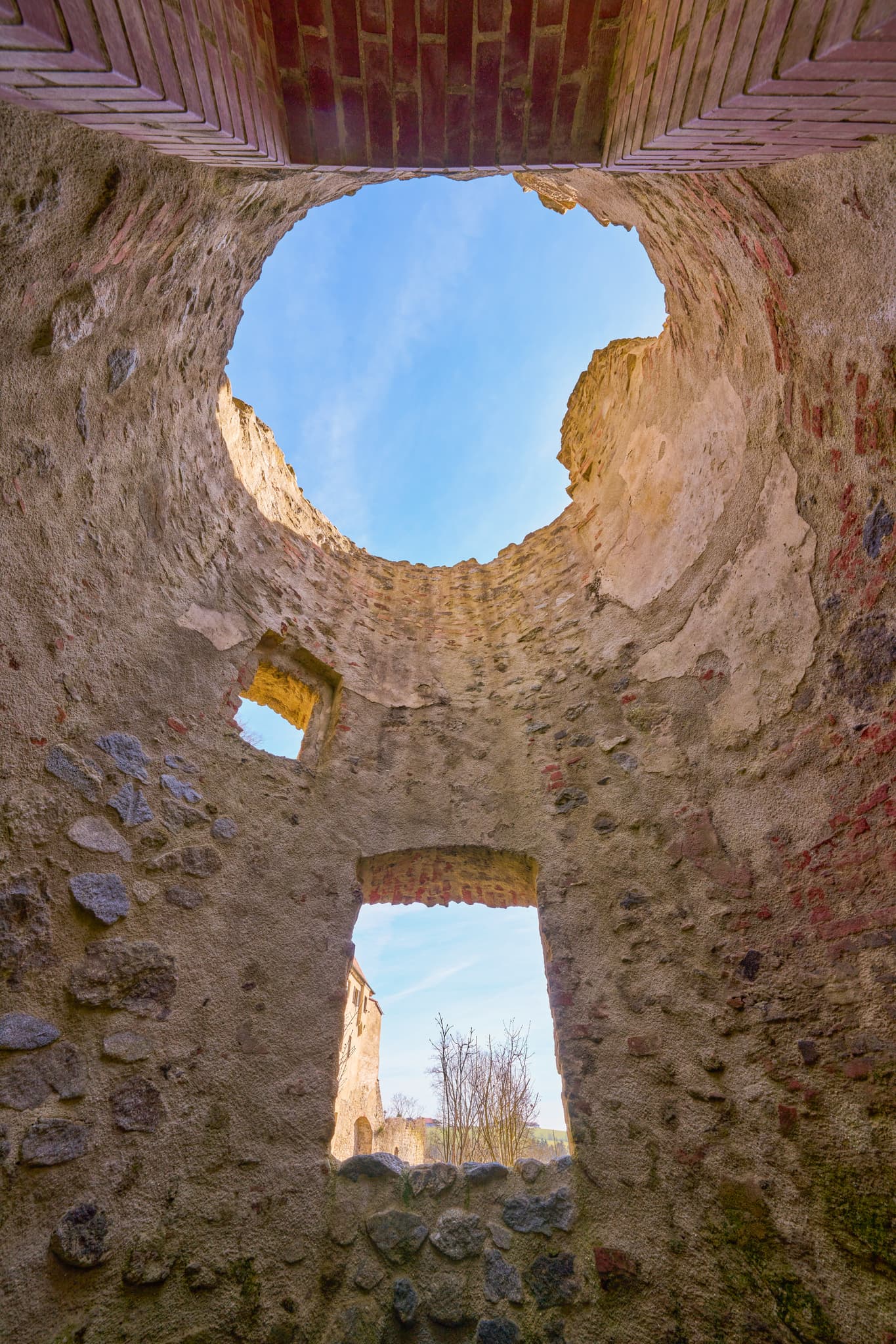 Innenansicht der Ruine Schloss Neuburg am Inn, Landkreis Passau, Niederbayern. Blick durch das offene Dach und Fenster auf Himmel im Donau-Wald, Deutschland.