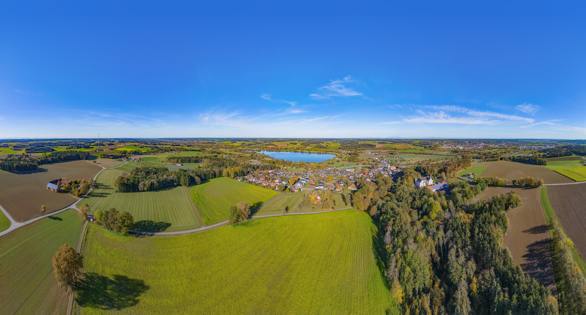 Luftbildpanorama des Stausees und der ländlichen Umgebung nahe Postmünster im Landkreis Rottal-Inn, Niederbayern. Es zeigt die Region Holzland in Deutschland.