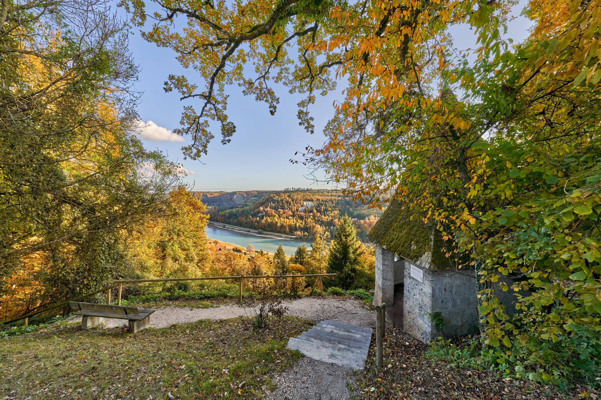 Salzachblick Pirach in Burgkirchen, Altötting, Oberbayern. Die Inn-Salzach Region zeigt die Salzach und herbstliche Wälder. Beliebter Aussichtspunkt.