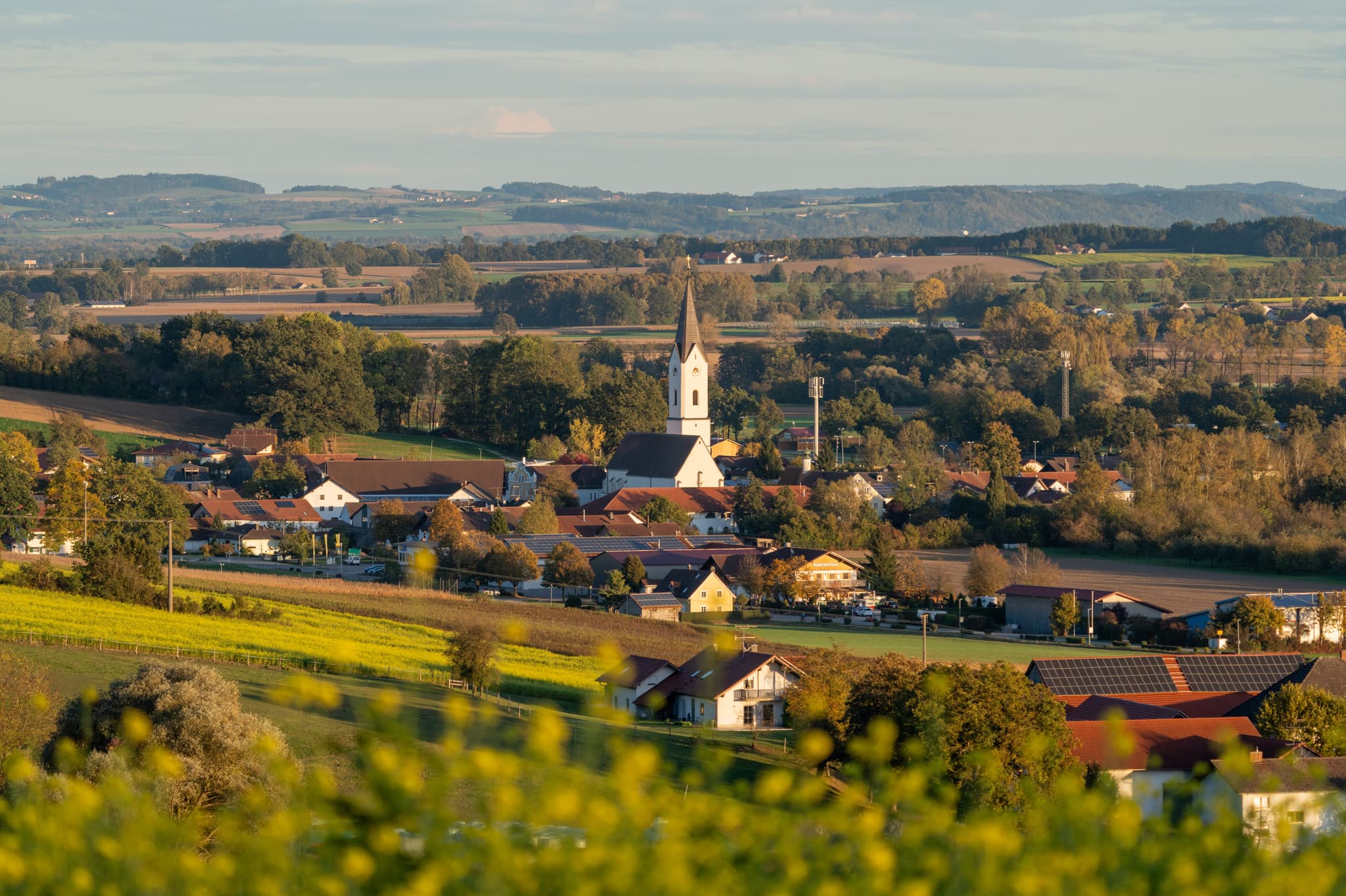 Panoramablick auf Karpfham vom Kurpark Bad Griesbach. Landschaft aus dem Rottal in Niederbayern, Landkreis Passau, Deutschland.