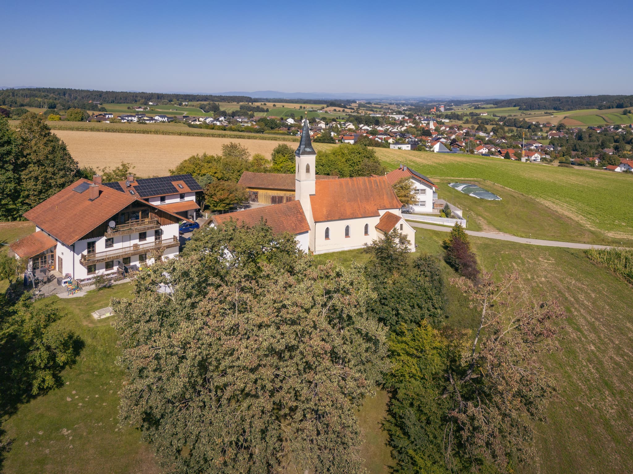 Wallfahrtskirche Mariä Himmelfahrt in Guteneck, Johanniskirchen, Landkreis Rottal-Inn, Niederbayern, Deutschland, Holzland, umgeben von Feldern und Natur.