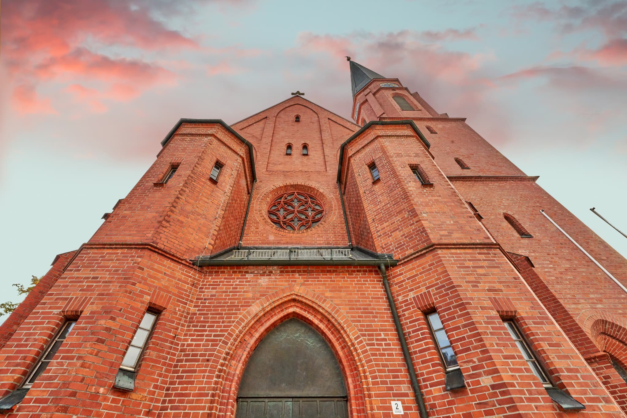 Blick auf die Kirche St. Stephanus Hörniweg in Schönau, Rottal-Inn, Niederbayern, Deutschland. Markanter Sakralbau im Holzland unter dramatischem Himmel.