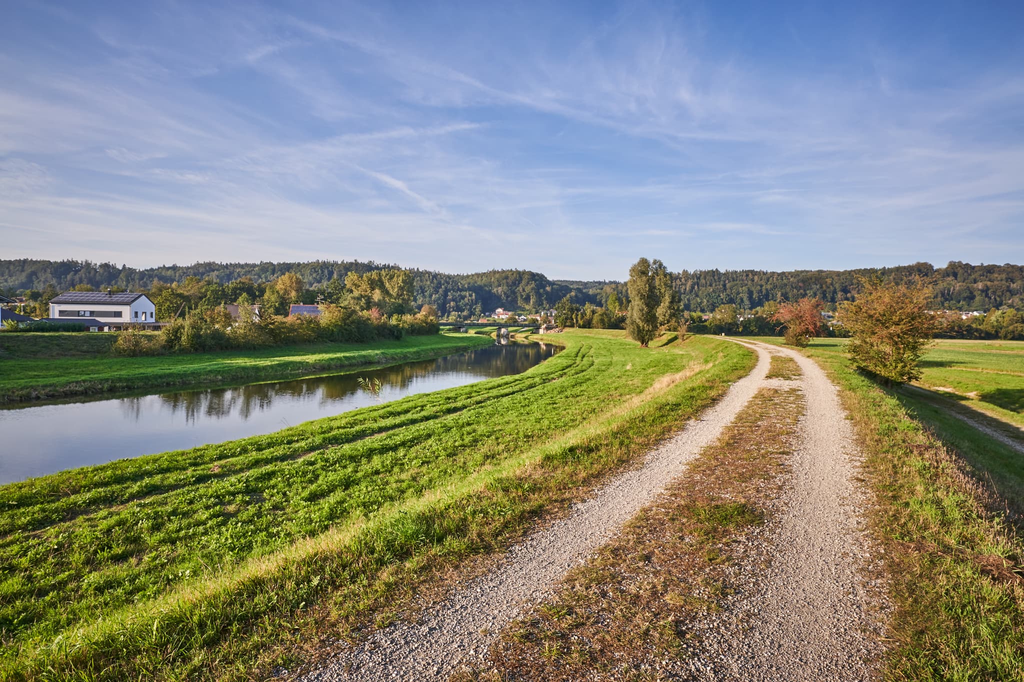 Pilgerweg am Fluss Isen in Steinhöring, Winhöring, Altötting, Oberbayern, Inn-Salzach, Deutschland. Grüne Wiesen, Bäume charakterisieren die Landschaft.