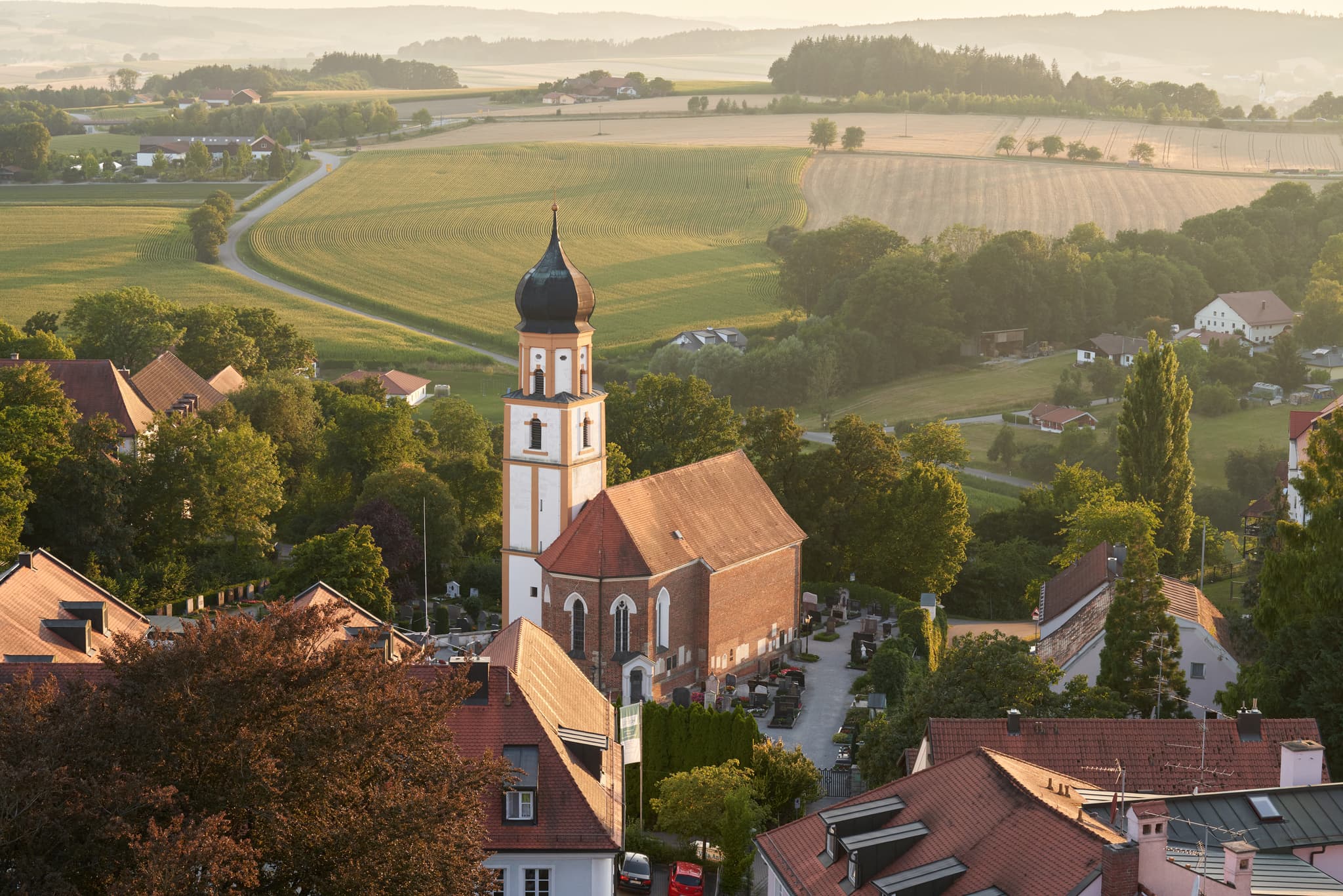 Friedhofskirche St. Michael, Aufgenommen vom Turm der Stadtpfarrkirche, Bad Griesbach, Landkreis Passau, Niederbayern.