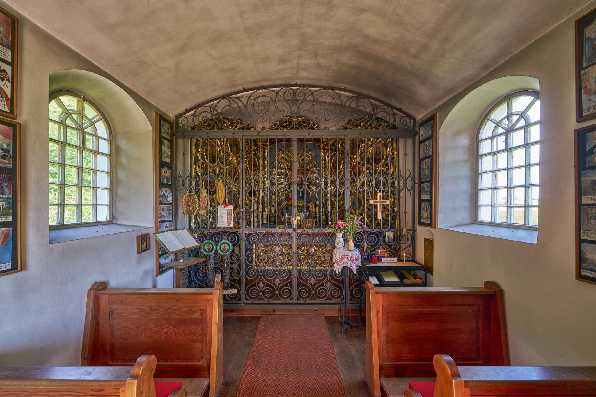 Kapelle Ecksberg Altmühldorf Kronwidl, Mühldorf am Inn, Oberbayern, Inn-Salzach, Deutschland. Innenraum mit Holzbänken, Gitter, Fenstern.
