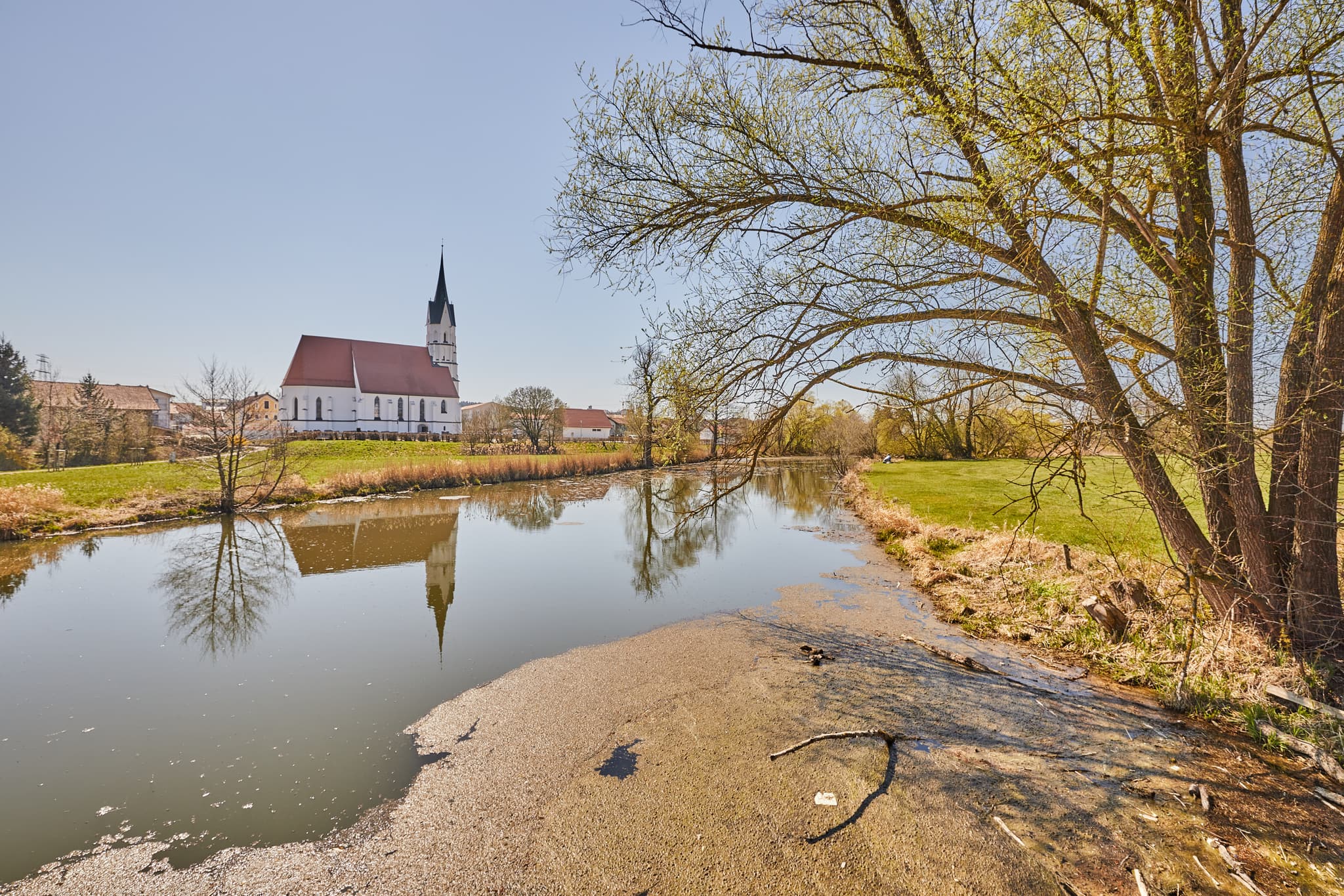 Pfarrkirche Mariä Heimsuchung spiegelt sich in der Rott, Unterdietfurt, Landkreis Rottal-Inn, Niederbayern, Deutschland.