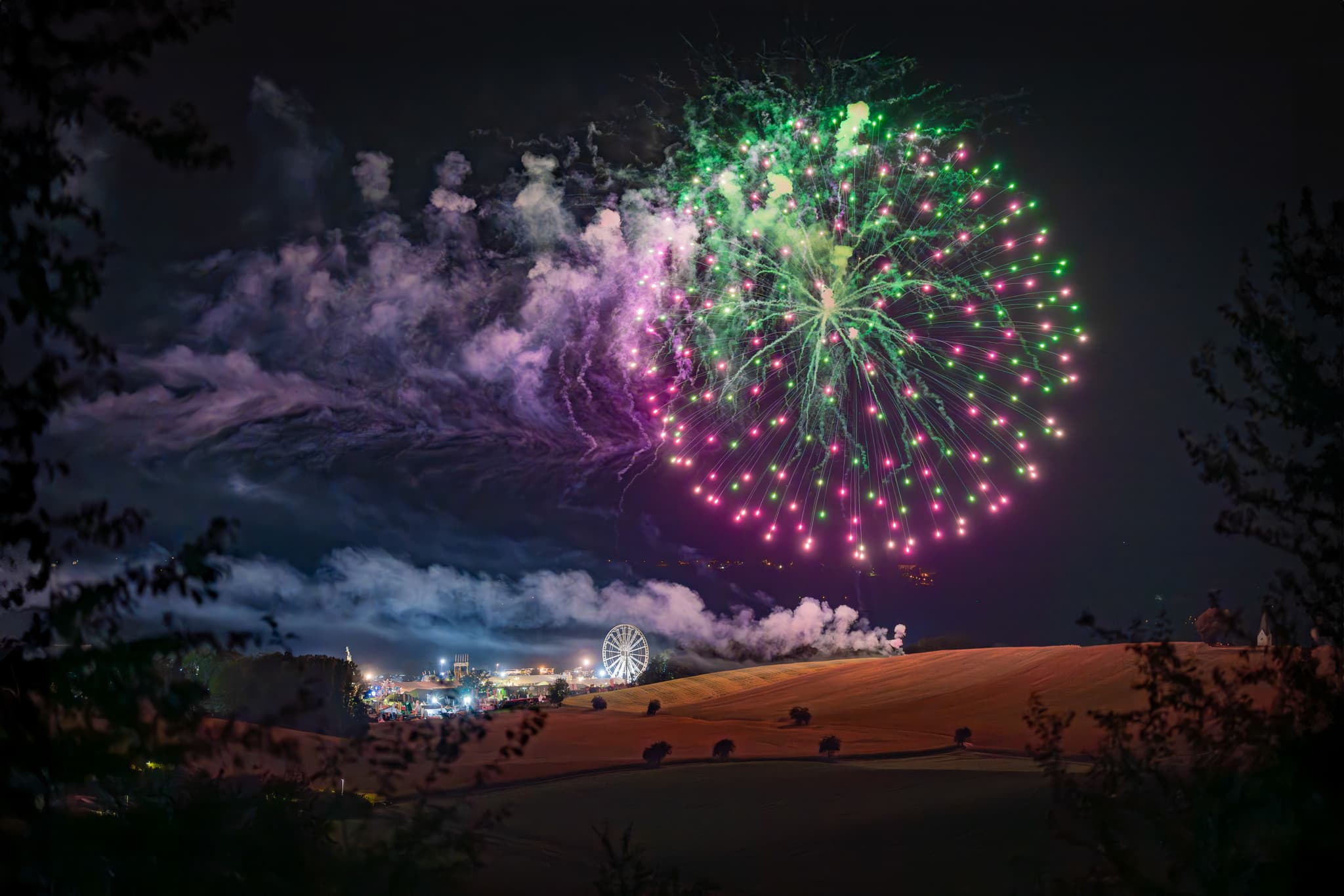 Feuerwerk Krapfhamer Fest 2024 in Bad Griesbach, Landkreis Passau, Niederbayern, Deutschland. Farbenprächtige Explosionen am Nachthimmel über dem Bäderdreieck.