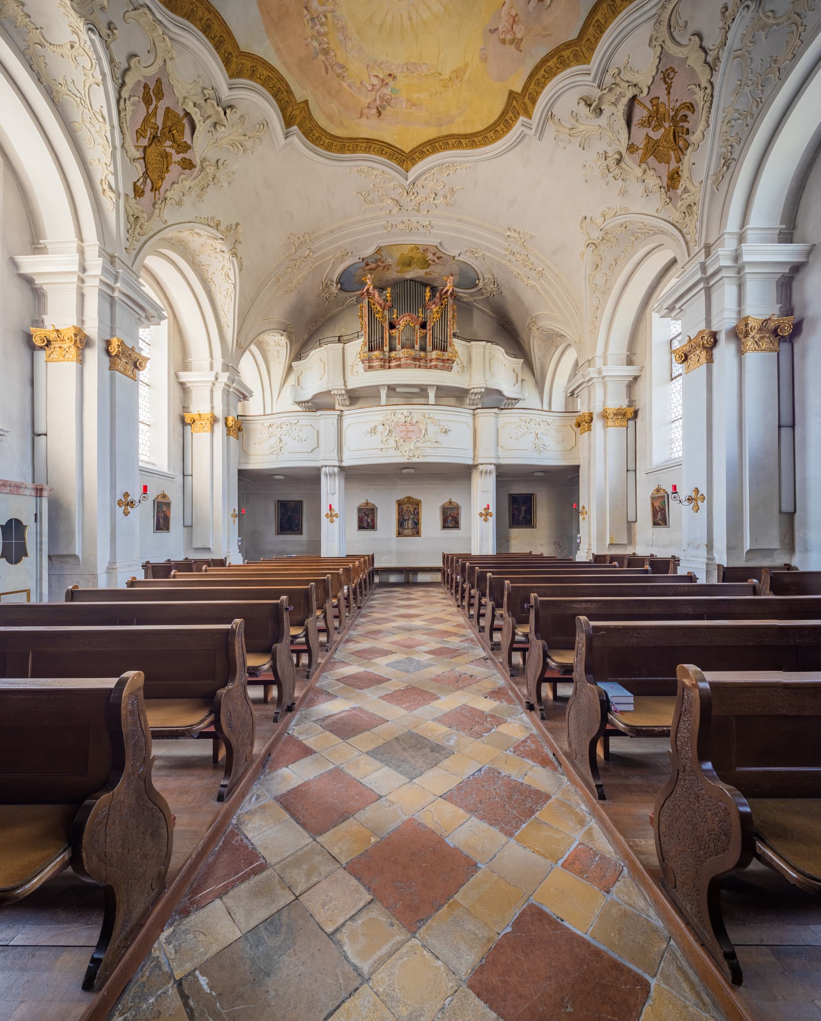 Innenansicht Kirche Mariä Himmelfahrt, Margarethenberg, Hirten, Burgkirchen, Altötting, Oberbayern. Das Innere mit Bänken, Fliesenboden, Deckenfresken, Orgel.