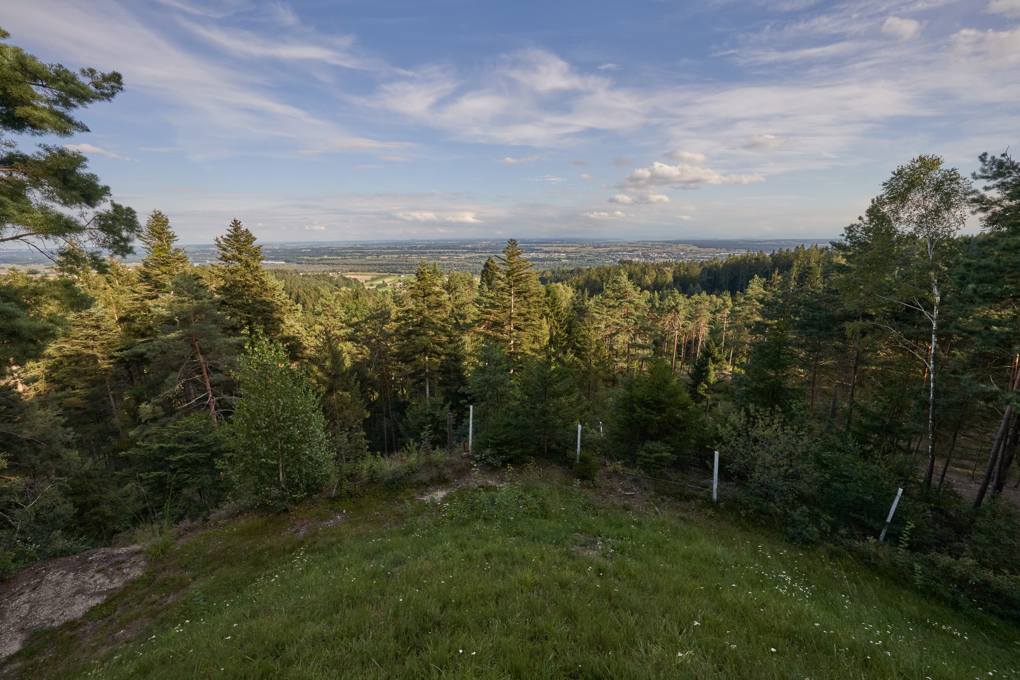 Aussicht vom Wetterpilz auf dem Schellenberg in Simbach am Inn, Landkreis Rottal-Inn, Niederbayern, Region Holzland/Bäderdreieck, Deutschland.