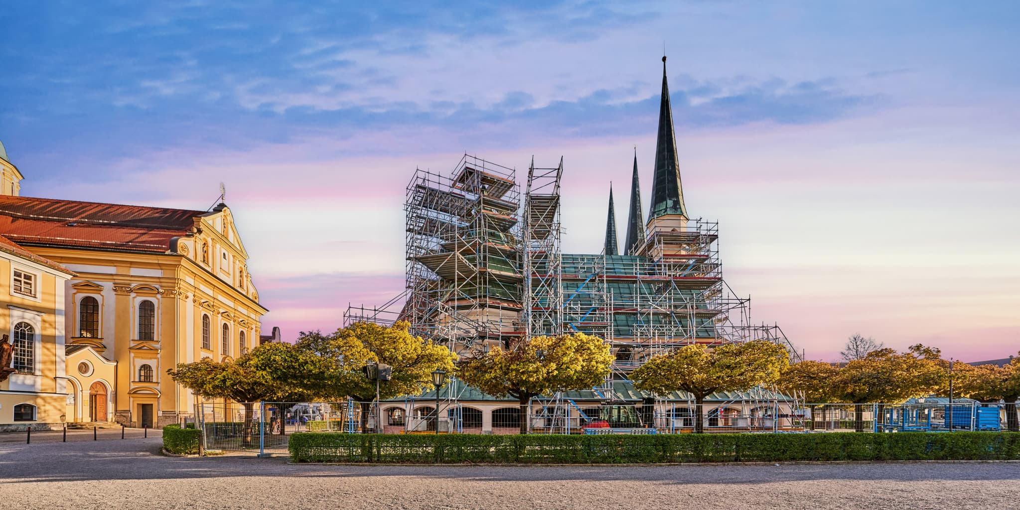 Die Gnadenkapelle am Kapellplatz in Altötting zeigt Sanierungsarbeiten mit Gerüst, Landkreis Altötting, Oberbayern, der Region Inn-Salzach, Deutschland.