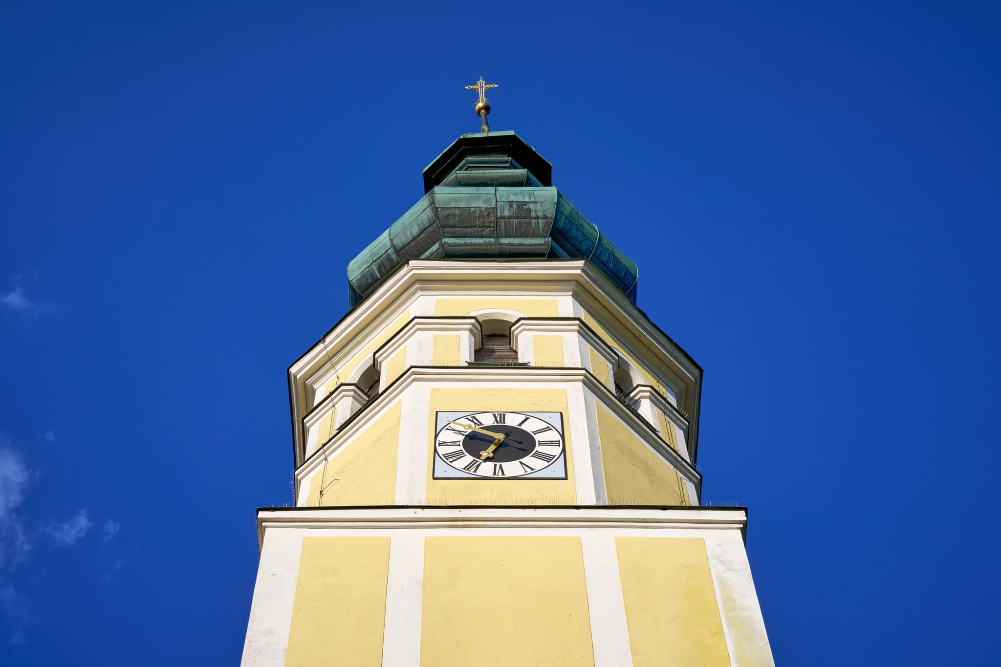 Entdecken Sie die beeindruckende Sammarei Wallfahrtskirche Mariä Himmelfahrt in Ortenburg, Landkreis Passau, Niederbayern, Donau-Wald, Deutschland.