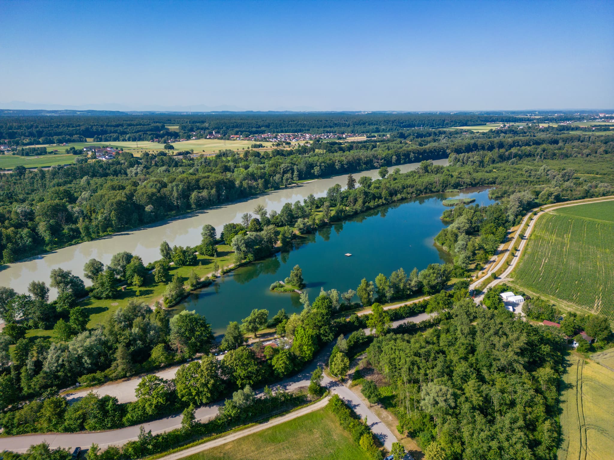 Atemberaubendes Luftbild vom Peracher Badesee bei Perach in Oberbayern, Region Inn-Salzach, Deutschland.  Genießen Sie die Schönheit der Landschaft!
