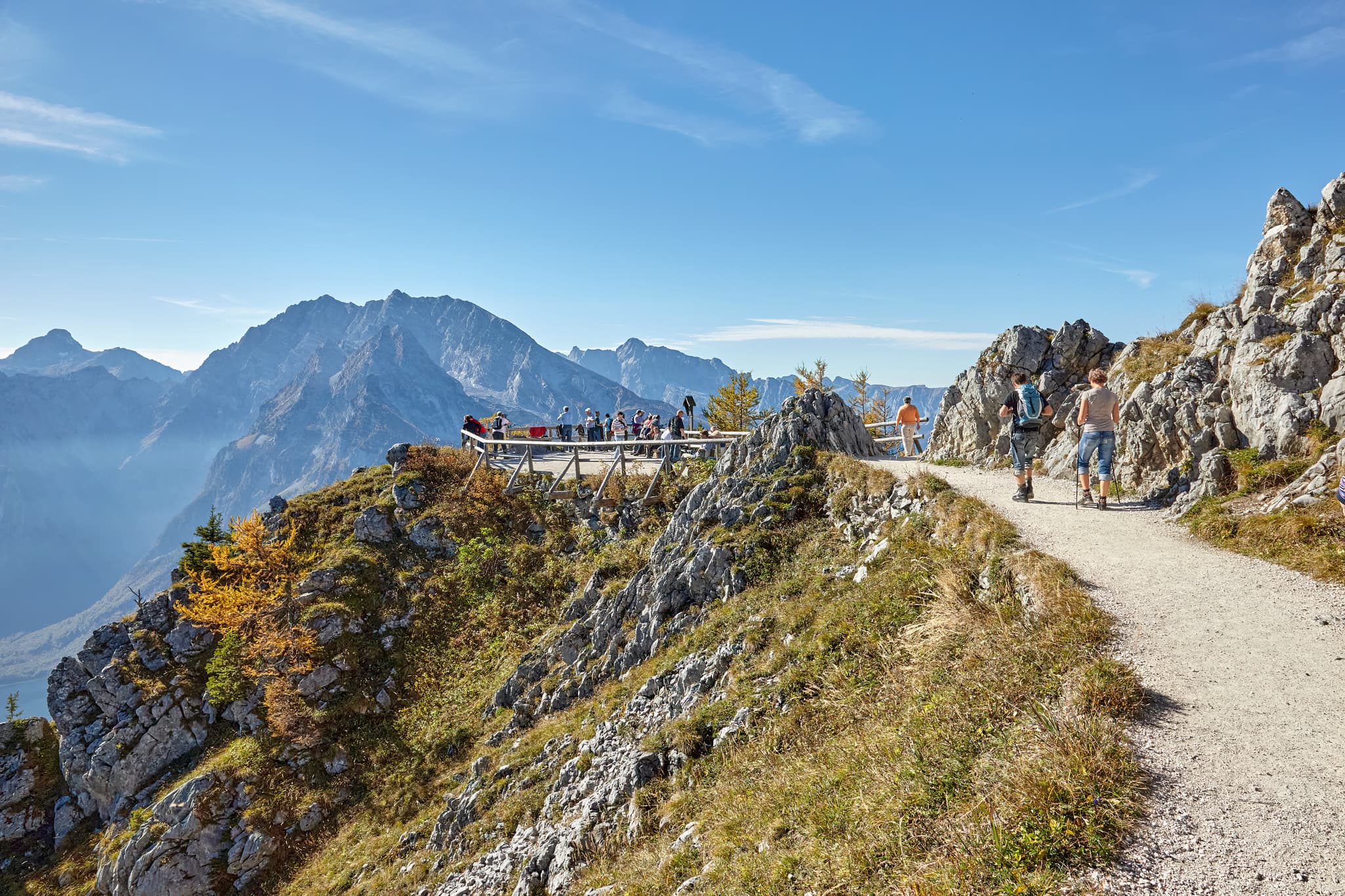 enner Plattform in Schönau, Berchtesgadener Land, Oberbayern, Deutschland. Alpine Landschaft der Berchtesgadener Alpen mit Wanderern, klarem Himmel.