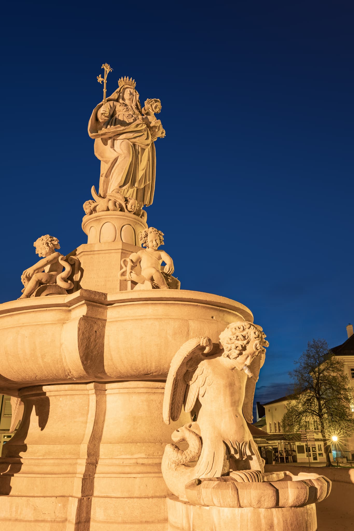 Historischer Brunnen mit Statue auf dem Kapellplatz in Altötting, Landkreis Altötting, Oberbayern, Deutschland. Ein zentrales Motiv der Inn-Salzach Region.