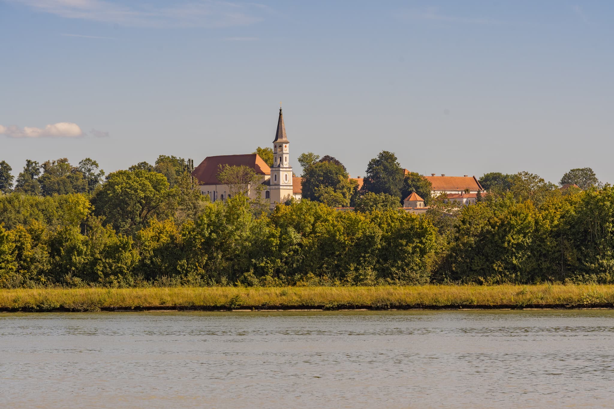 Blick über den Inn auf Schloss Ranshofen mit Kirche, Inn bei Kirchdorf am Inn im Landkreis Rottal-Inn, Niederbayern, Deutschland, Region Bäderdreieck.