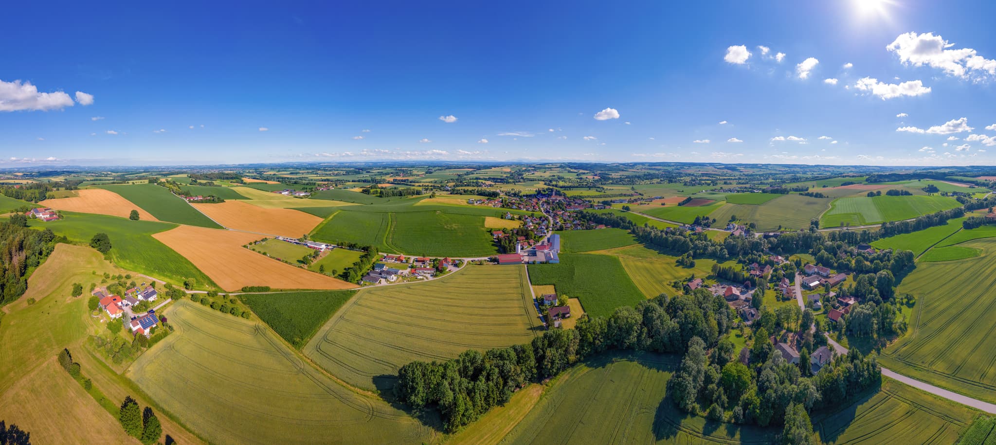 Luftbild von Karpfham und Bad Griesbach im Landkreis Passau, Niederbayern, Deutschland. Die Region Bäderdreieck zeigt sich von ihrer schönsten Seite.