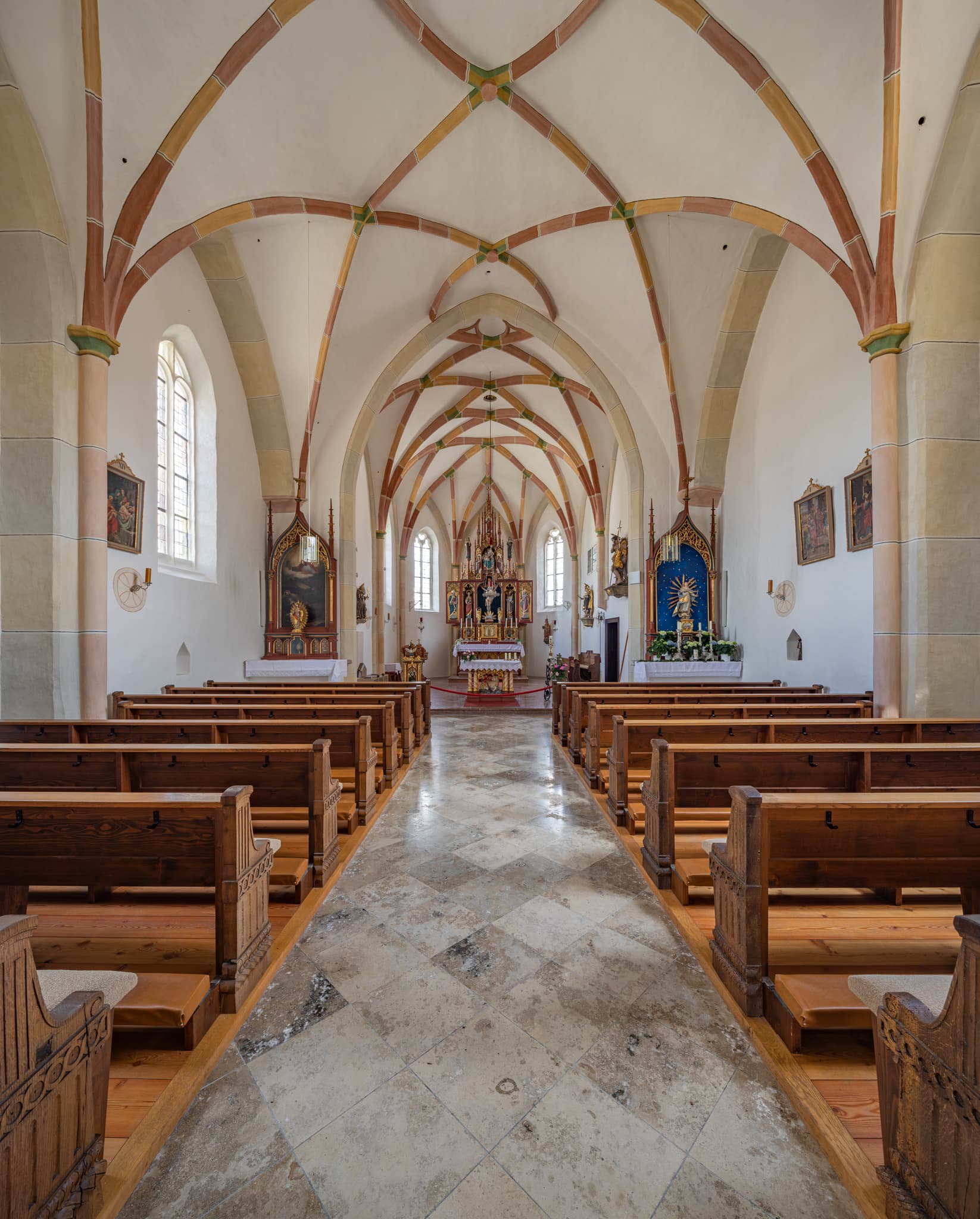 Die Kirche St. Johannes Evangelist und St. Ägidius befindet sich in Unterneukirchen, Landkreis Altötting, Oberbayern, in der Region Inn-Salzach, Deutschland.