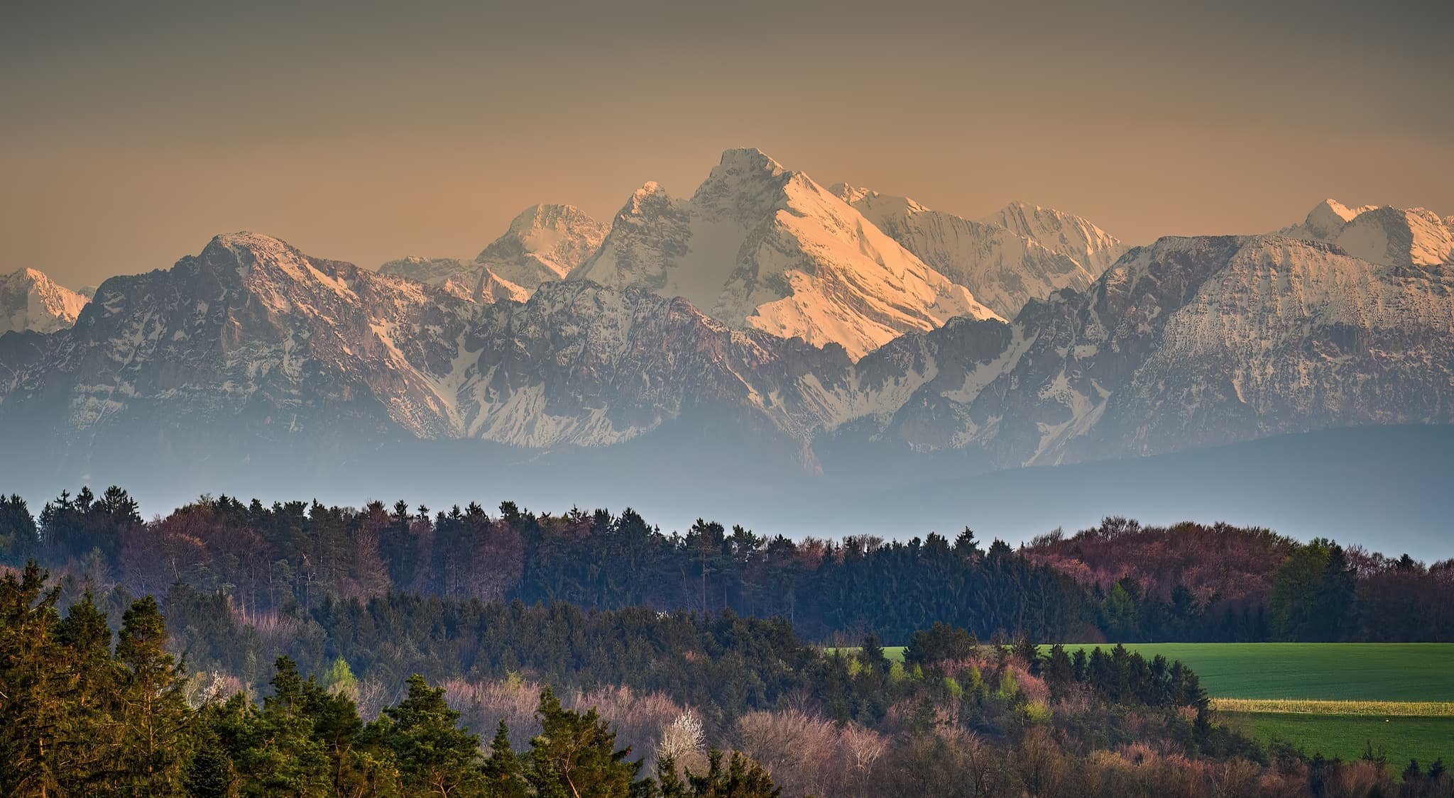 Aussicht von Waldberg, Reischach, Landkreis Altötting, Oberbayern, Inn-Salzach, Deutschland. Die Landschaft zeigt Wälder, Felder und Alpenpanorama.