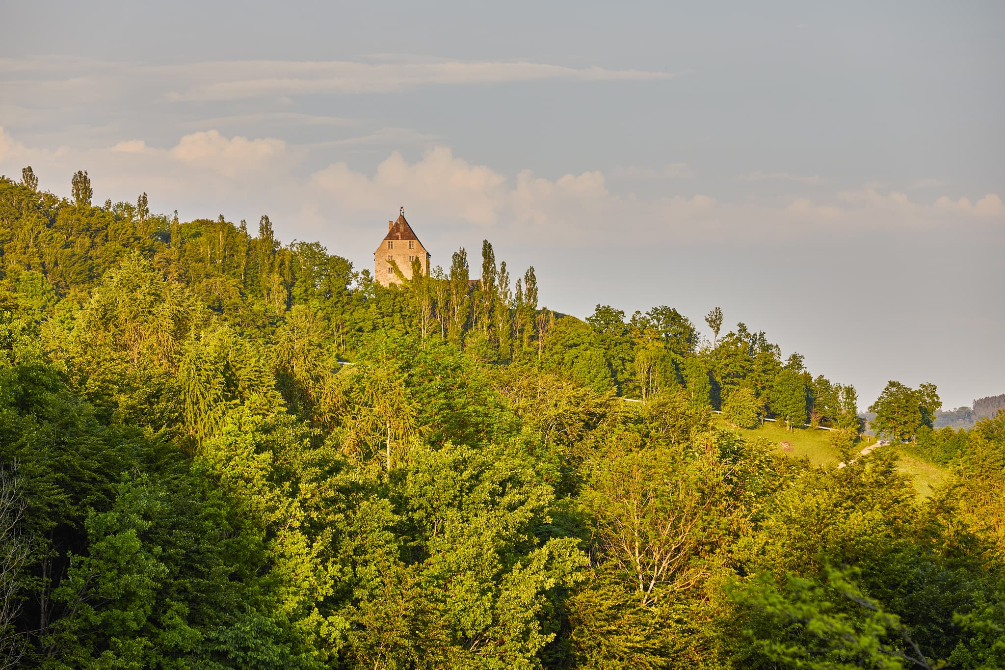 Stampfl Schlössl nahe Gars am Inn, Mühldorf am Inn, Oberbayern, Deutschland. Umgeben von Wäldern in der Region Inn-Salzach, auf einem bewaldeten Hügel gelegen.