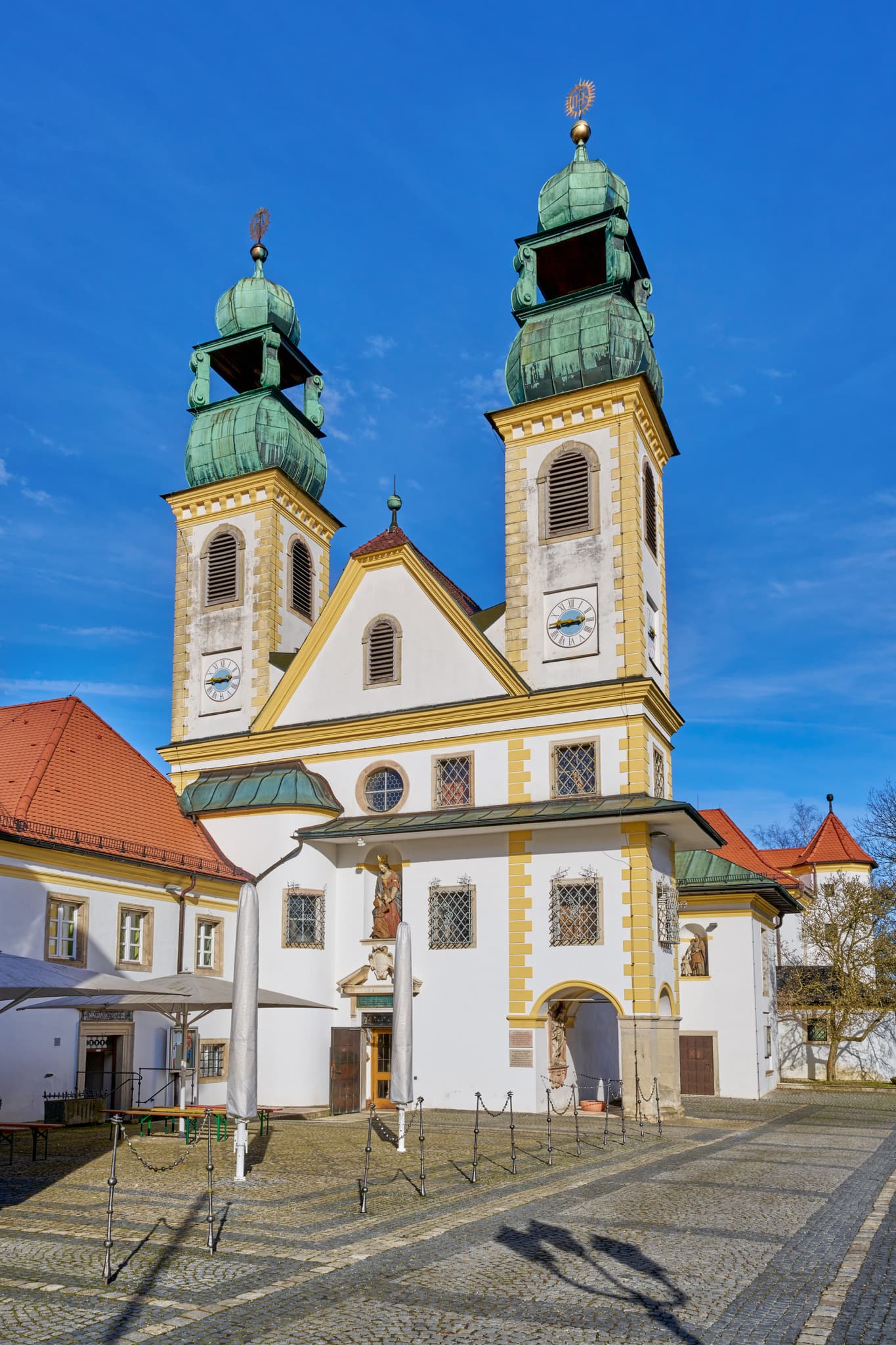 Die Wallfahrtskirche Mariahilf ist eine Klosterkirche, über dem Inn in der Innstatt bei Passau. Sie ist auch über eine Wallfahrerstiege zu erreichen.