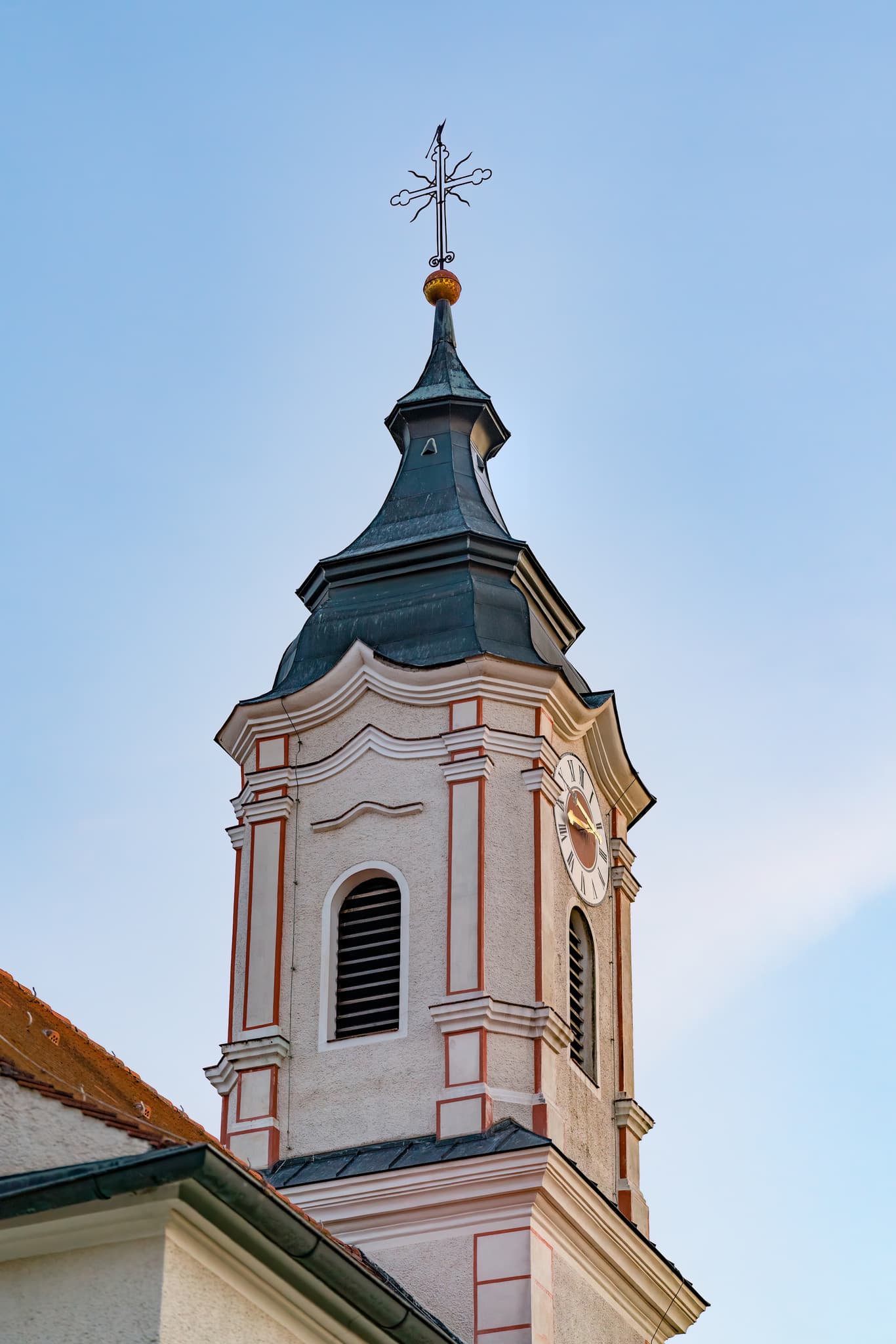 Kirchturm der Wallfahrtskirche St. Wolfgang in Bad Griesbach im Landkreis Passau, Niederbayern, Deutschland. Ein markantes Bauwerk in der Bäderdreieck Region.