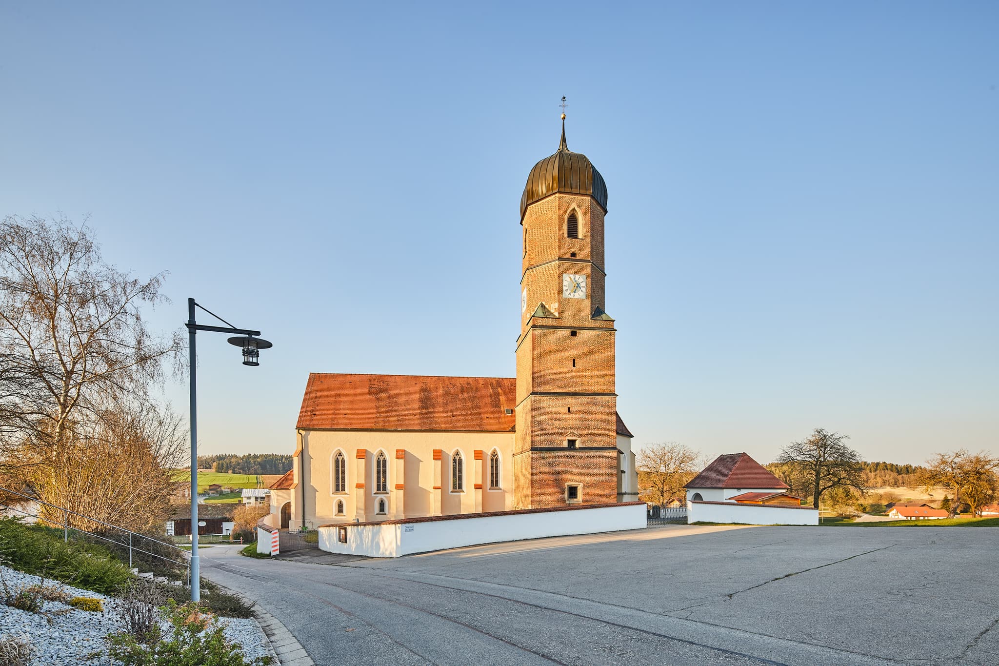 Kirche in Martinskirchen, Ortsteil Wurmannsquick, Landkreis Rottal-Inn, Niederbayern, Holzland, Deutschland. Die ländliche Umgebung prägt das Bild.