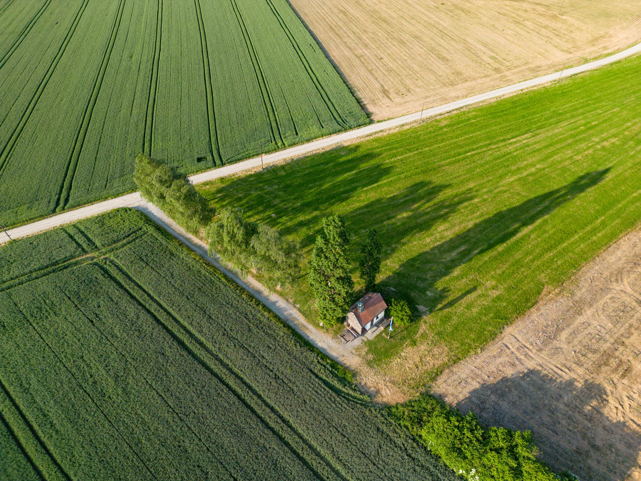 Luftaufnahme der Zell St. Koloman-Kapelle in Ortenburg, Landkreis Passau, Niederbayern. Eingebettet in die malerische Landschaft der Donau-Wald.