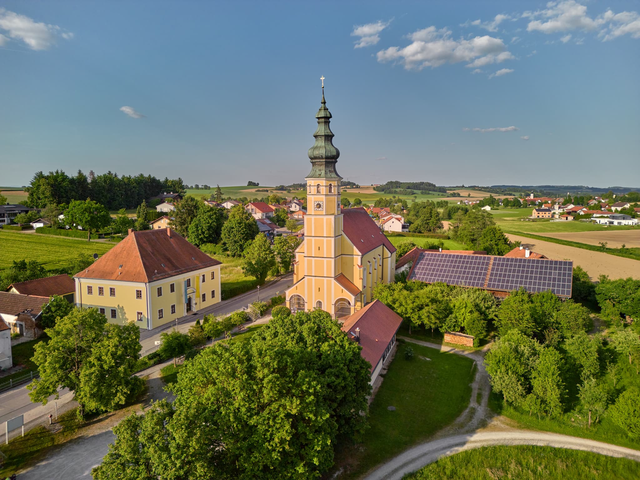 Idyllisches Luftbild der Wallfahrtskirche Mariä Himmelfahrt in Sammarei, Markt Ortenburg, Landkreis Passau, Niederbayern, Deutschland.