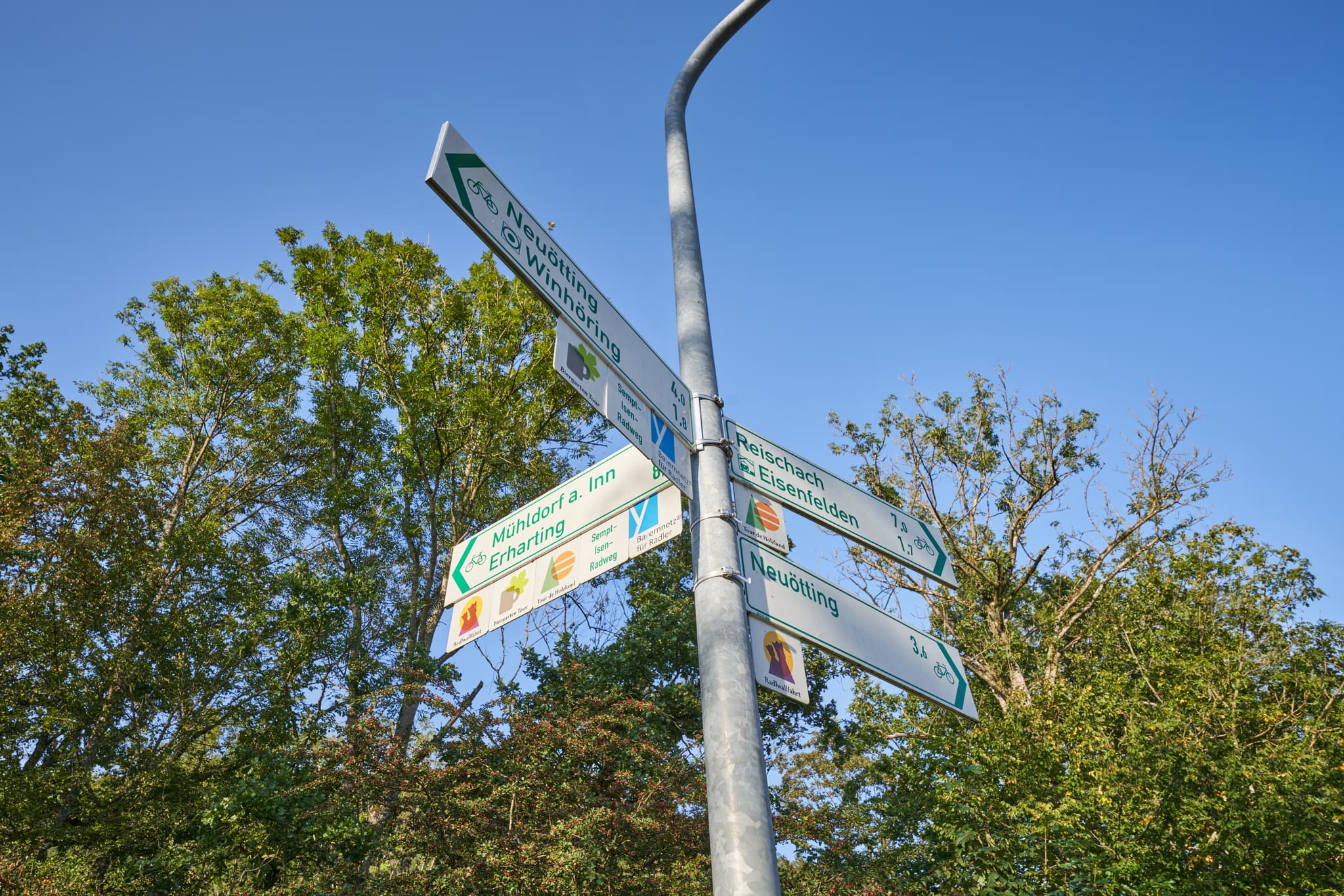 Wegweiser an der Isenbrücke in Steinhöring, Gemeinde Winhöring, Landkreis Altötting, Oberbayern, Inn-Salzach, Deutschland. Zeigt Richtungen in die Region.