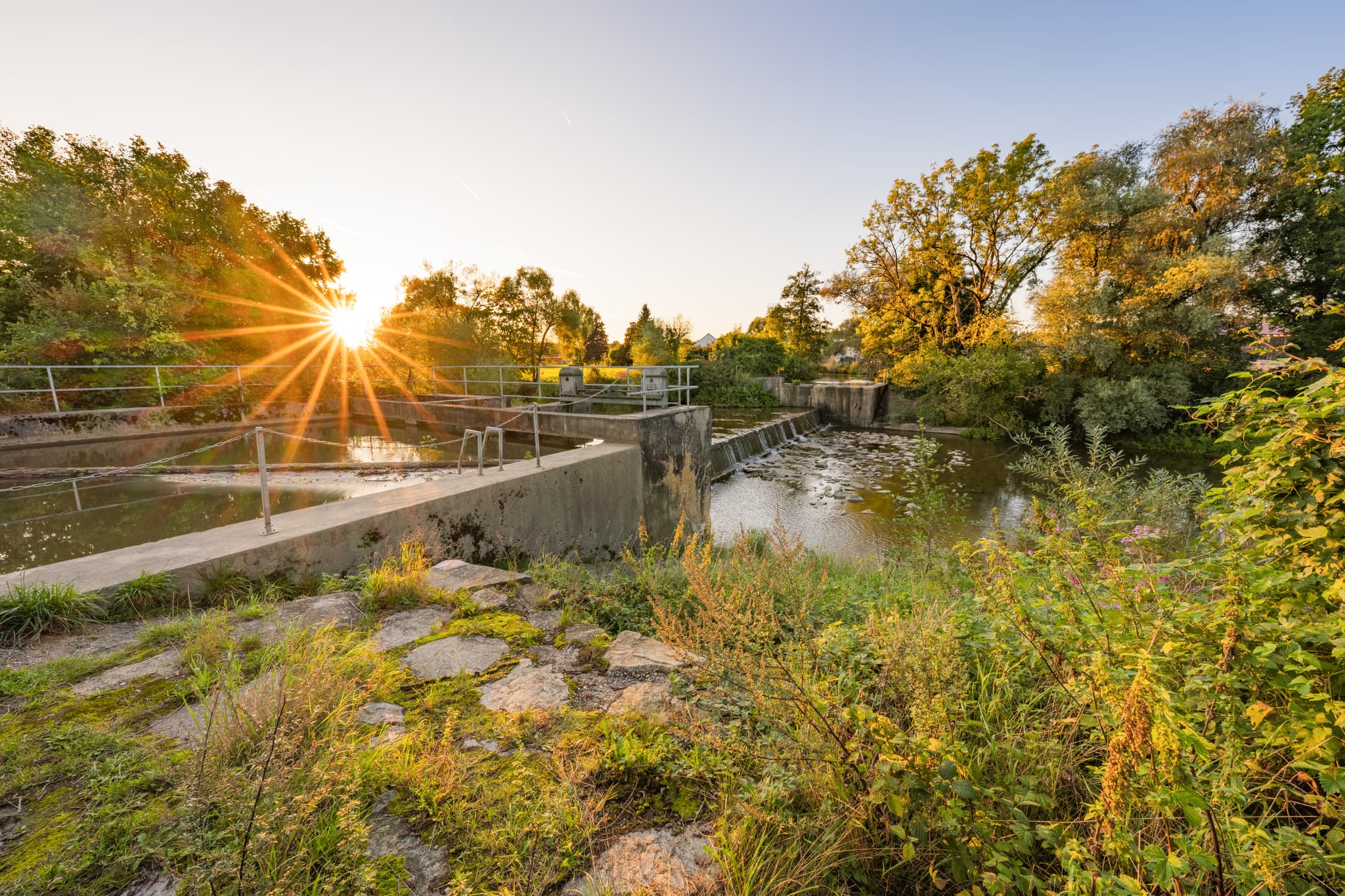 Wasserfall-Landschaft an der Löfflmühle, Rott in Hebertsfelden, Landkreis Rottal-Inn, Niederbayern, Deutschland. Bäderdreieck, eingefangen im warmen Licht.