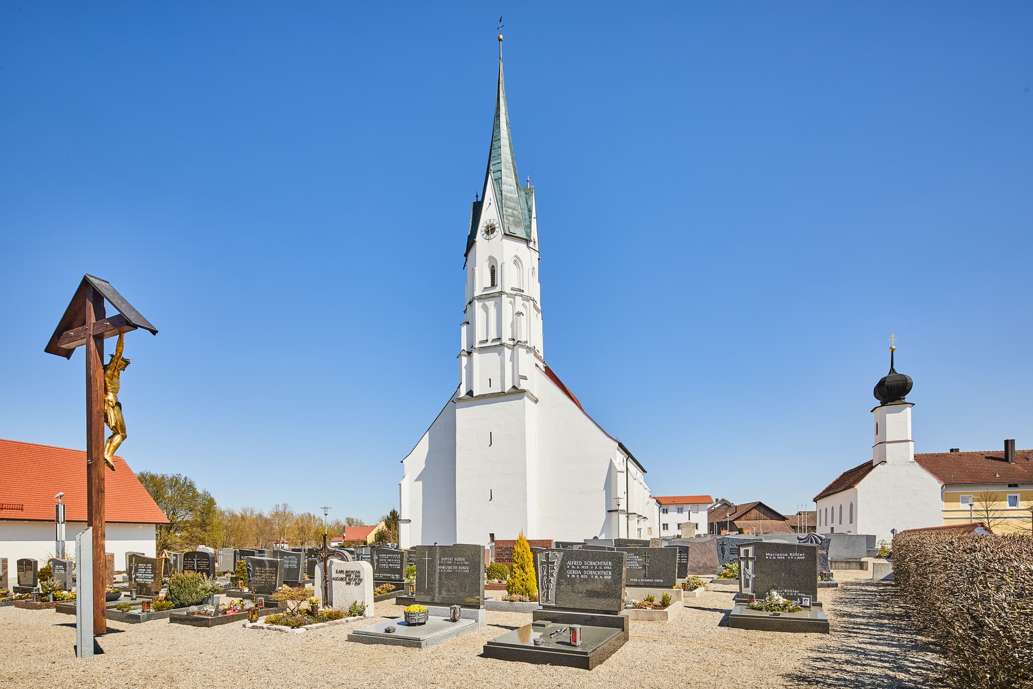 Prächtige Kirche und Friedhof in Unterdietfurt, Landkreis Rottal-Inn, Niederbayern, Deutschland. Die Szene zeigt historische Architektur in der Region Holzland.