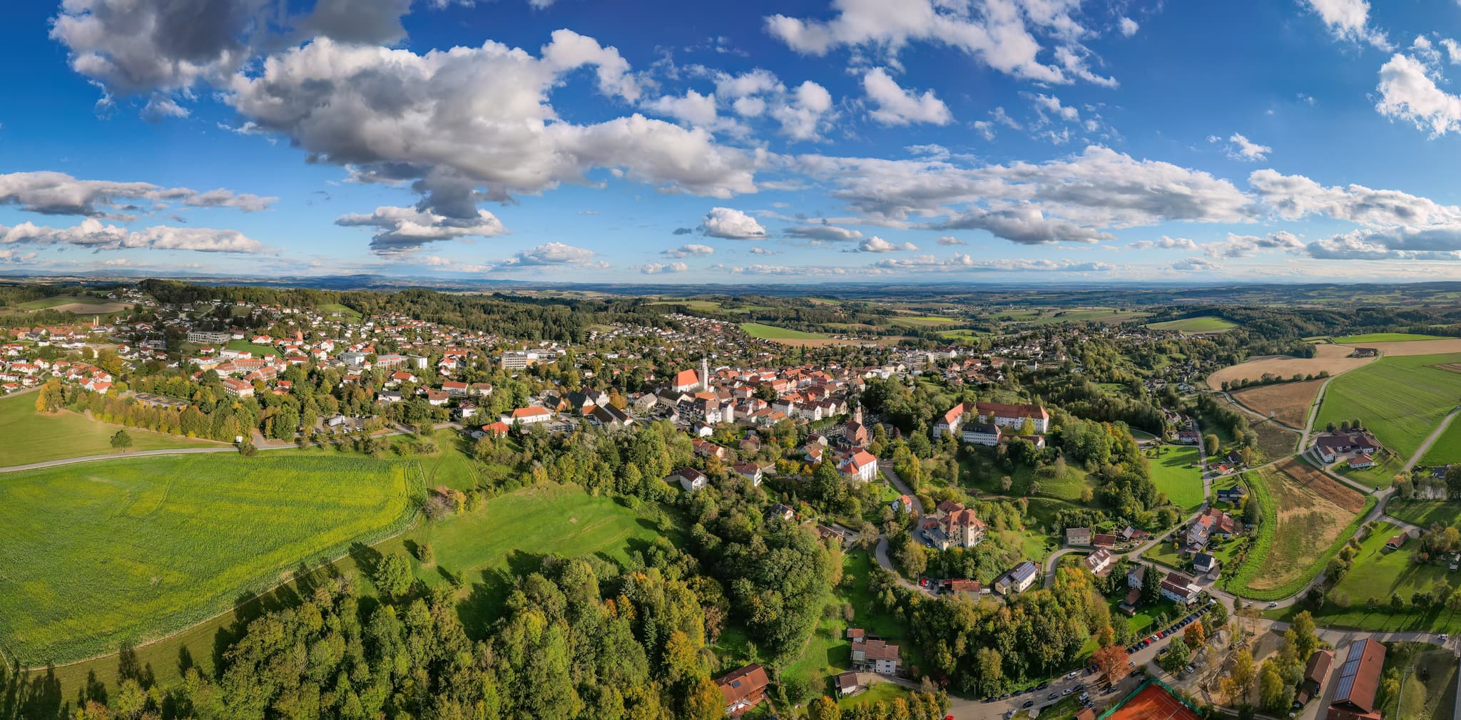 Luftbild der malerischen Stadt Bad Griesbach im Rottal, Landkreis Passau, Niederbayern, Deutschland. Zeigt idyllische Landschaft mit Ortskern und Feldern.