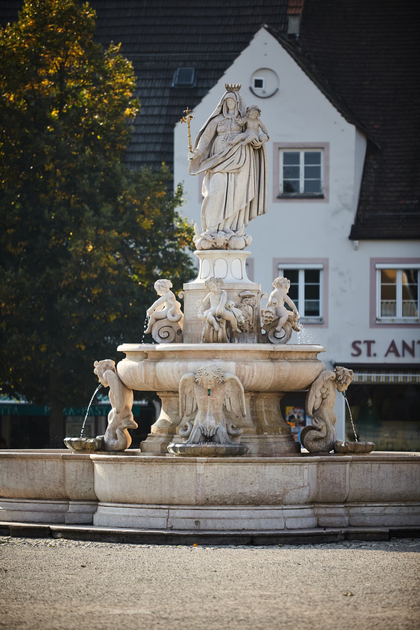 Kapellplatz Brunnen in Altötting, Landkreis Altötting, Oberbayern. Historischer Brunnen mit Marienstatue in der Region Inn-Salzach, Deutschland.