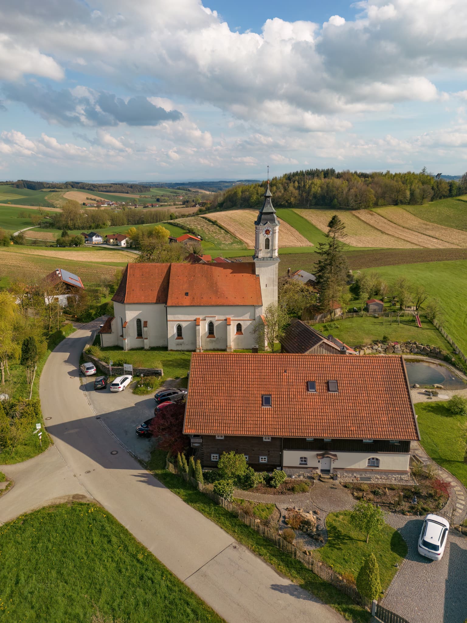 Luftaufnahme der Wallfahrtskirche St. Wolfgang in Bad Griesbach im Landkreis Passau, Niederbayern. Ein malerisches Motiv aus dem Bäderdreieck in Deutschland.
