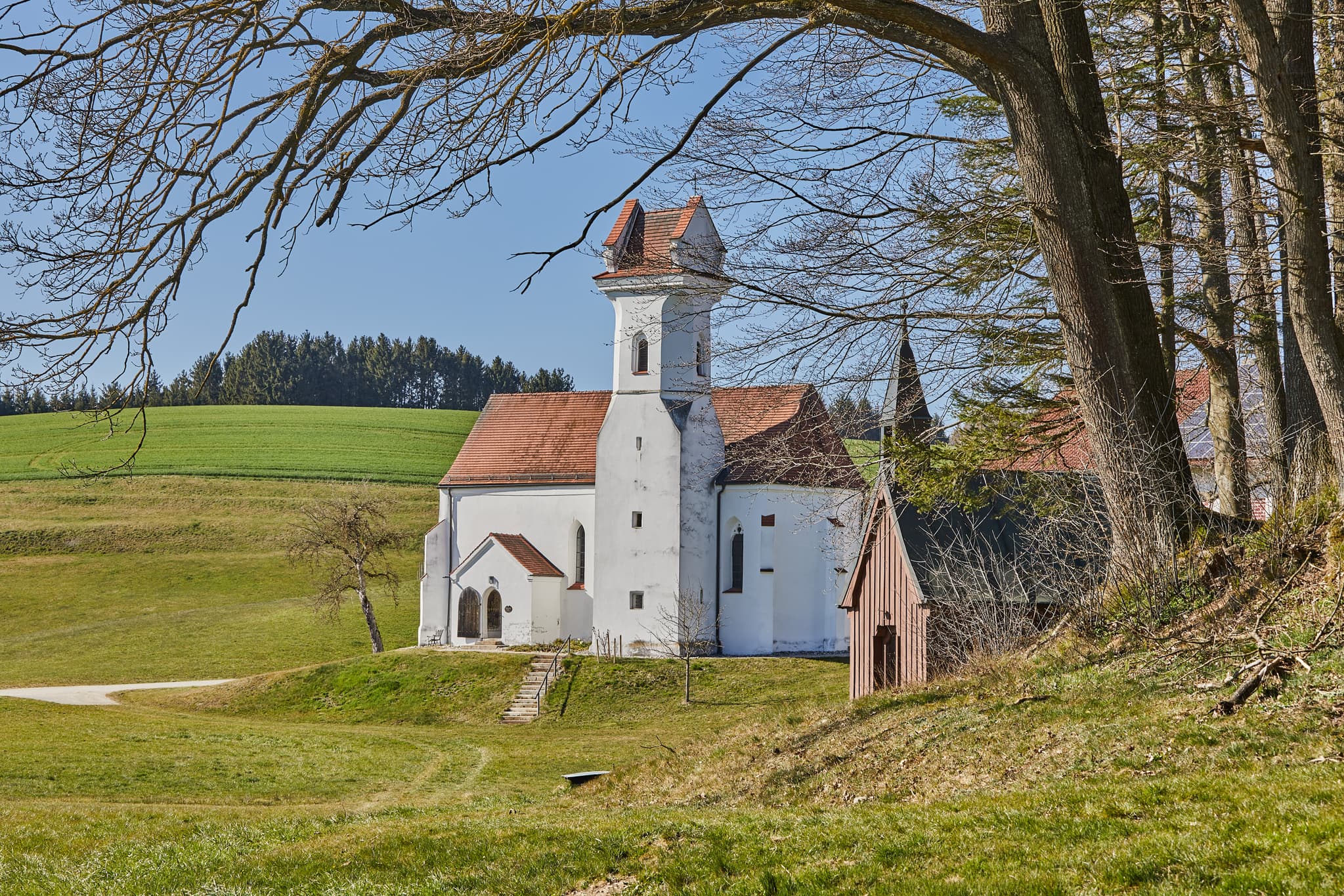 Kirche und Corona Kapelle in Birnbach, Erlbach, Altötting, Oberbayern. Das Ensemble liegt in der Inn-Salzach Region Deutschlands, umgeben von Wiesen.