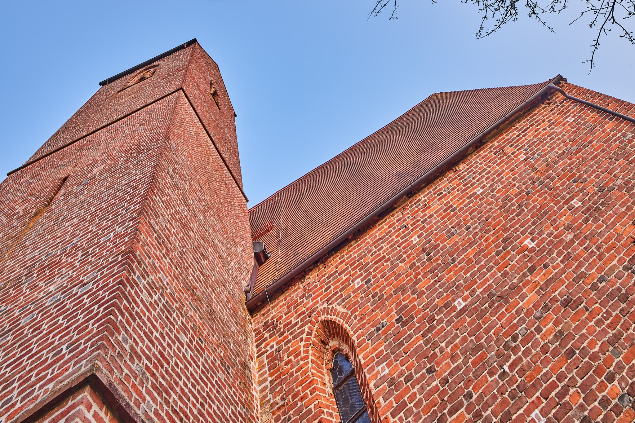 Die Kirche in Gehersdorf, Zeilarn, Landkreis Rottal-Inn, Niederbayern, Deutschland, prägt das Holzland. Backsteinbauwerk mit Turm, typisch für die Region.