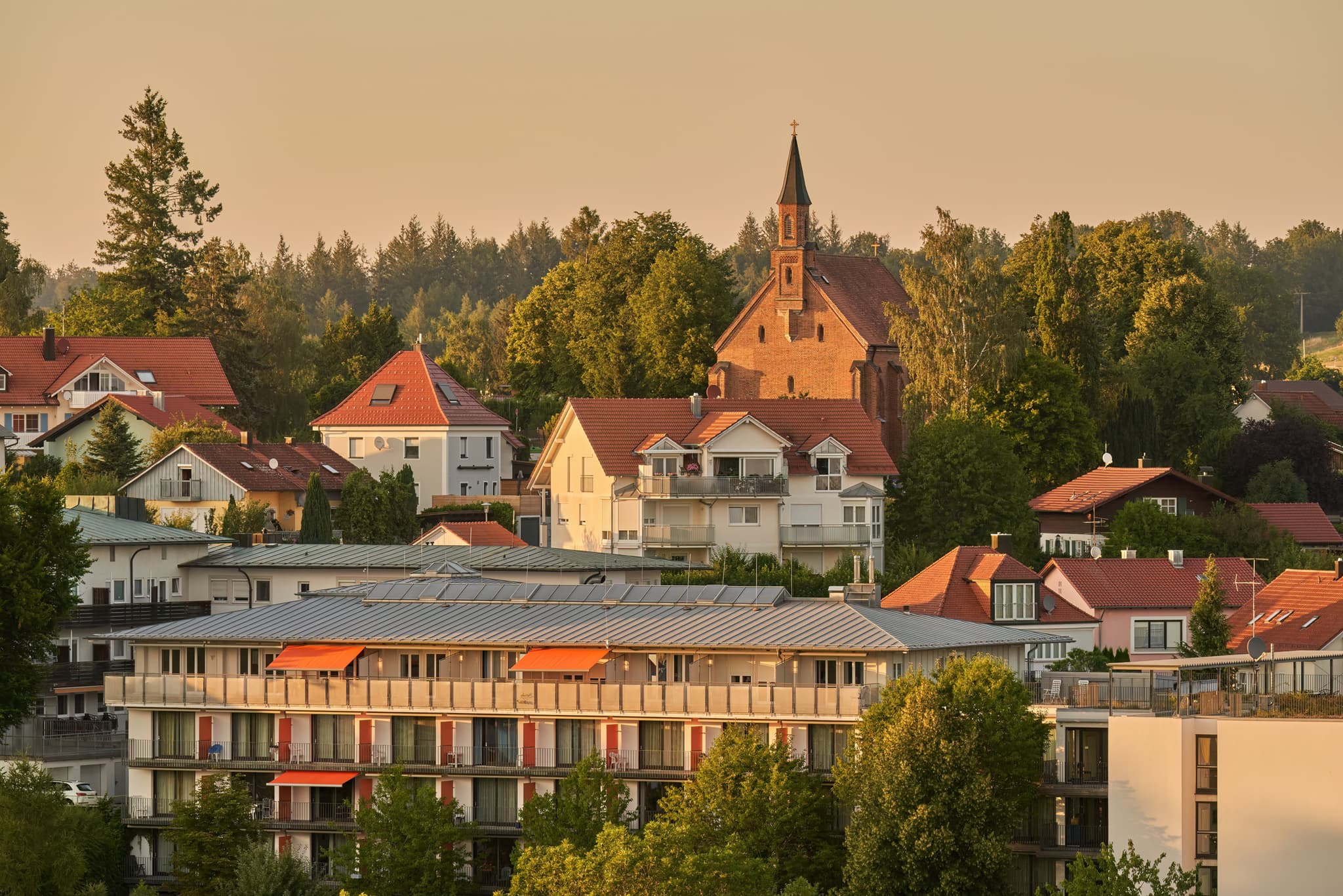 Aussicht Stadtpfarrkirche auf Backsteinkirche Maria Schutzder Christen in Kronberg, Bad Griesbach, Passau, Niederbayern, Deutschland. Kronberger Kirche