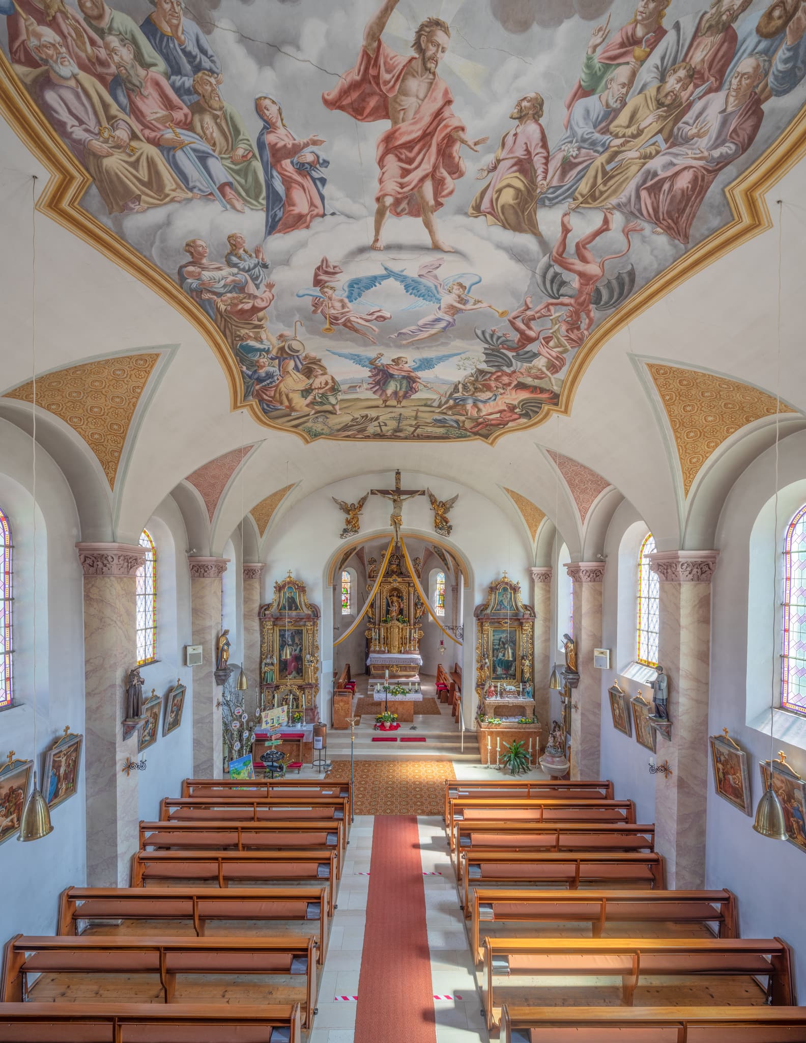 Pfarrkirche St. Peter und Paul in Erlbach, Altötting, Oberbayern. Inn-Salzach. Innenansicht des Kirchenschiffs mit Hochaltar, Bänken und Deckenmalerei.
