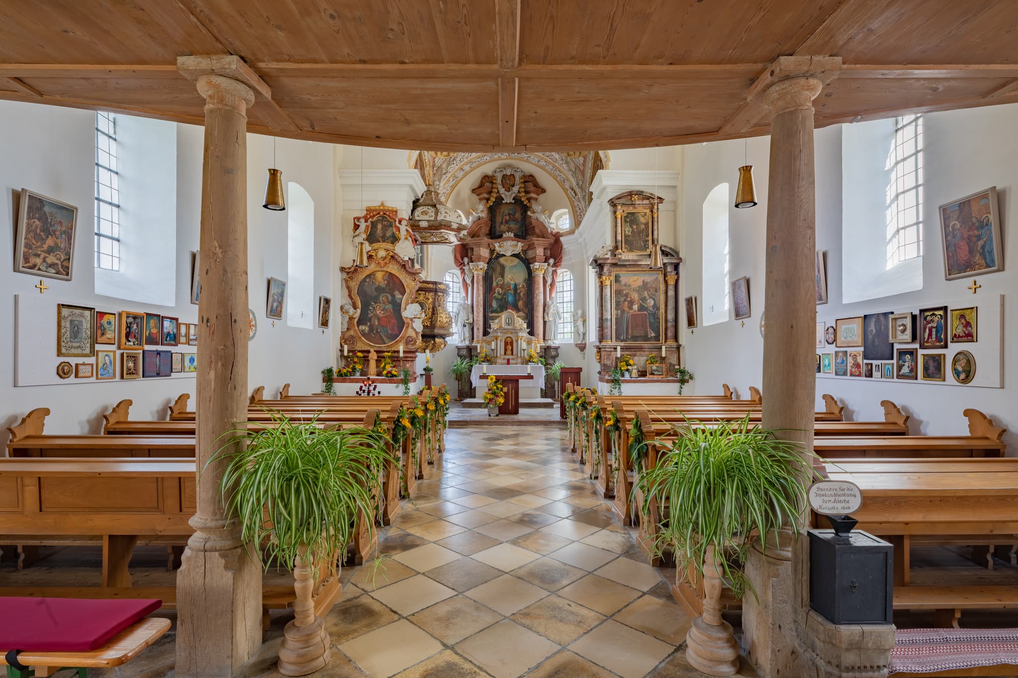 Kirche Maria Heimsuchung in Langwinkl, Gemeinde Bayerbach, Landkreis Rottal-Inn, Niederbayern, Holzland, Bäderdrieck. Kirche mit angrenzendem Vorplatz.