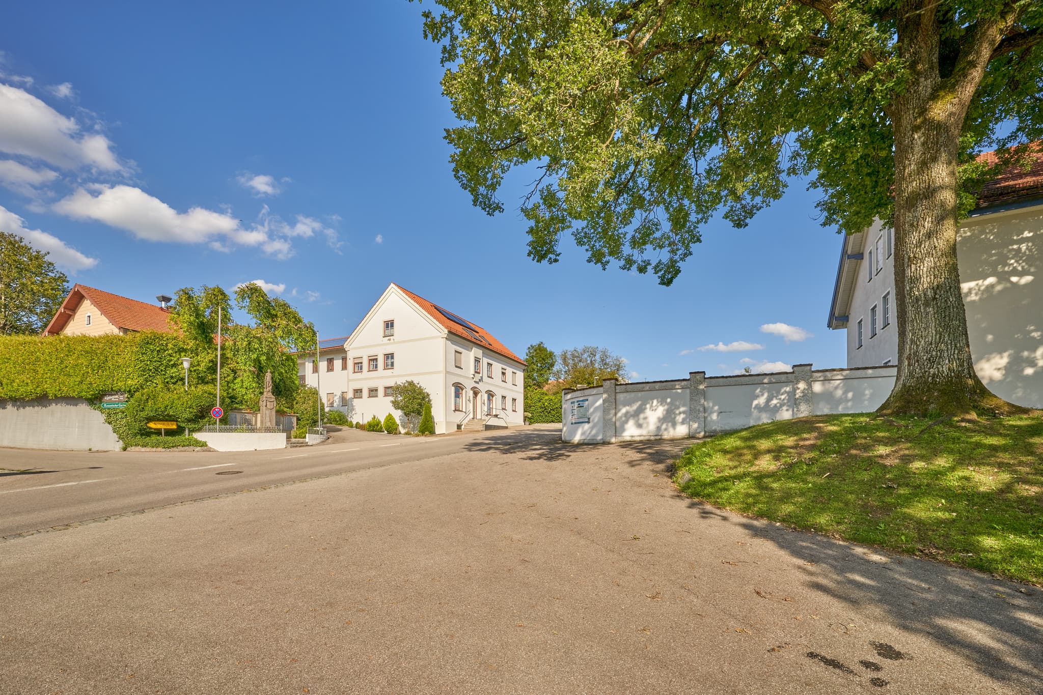 Ortsansicht von Niedertaufkirchen mit Rathaus und Kriegerdenkmal im Landkreis Mühldorf am Inn, Oberbayern.