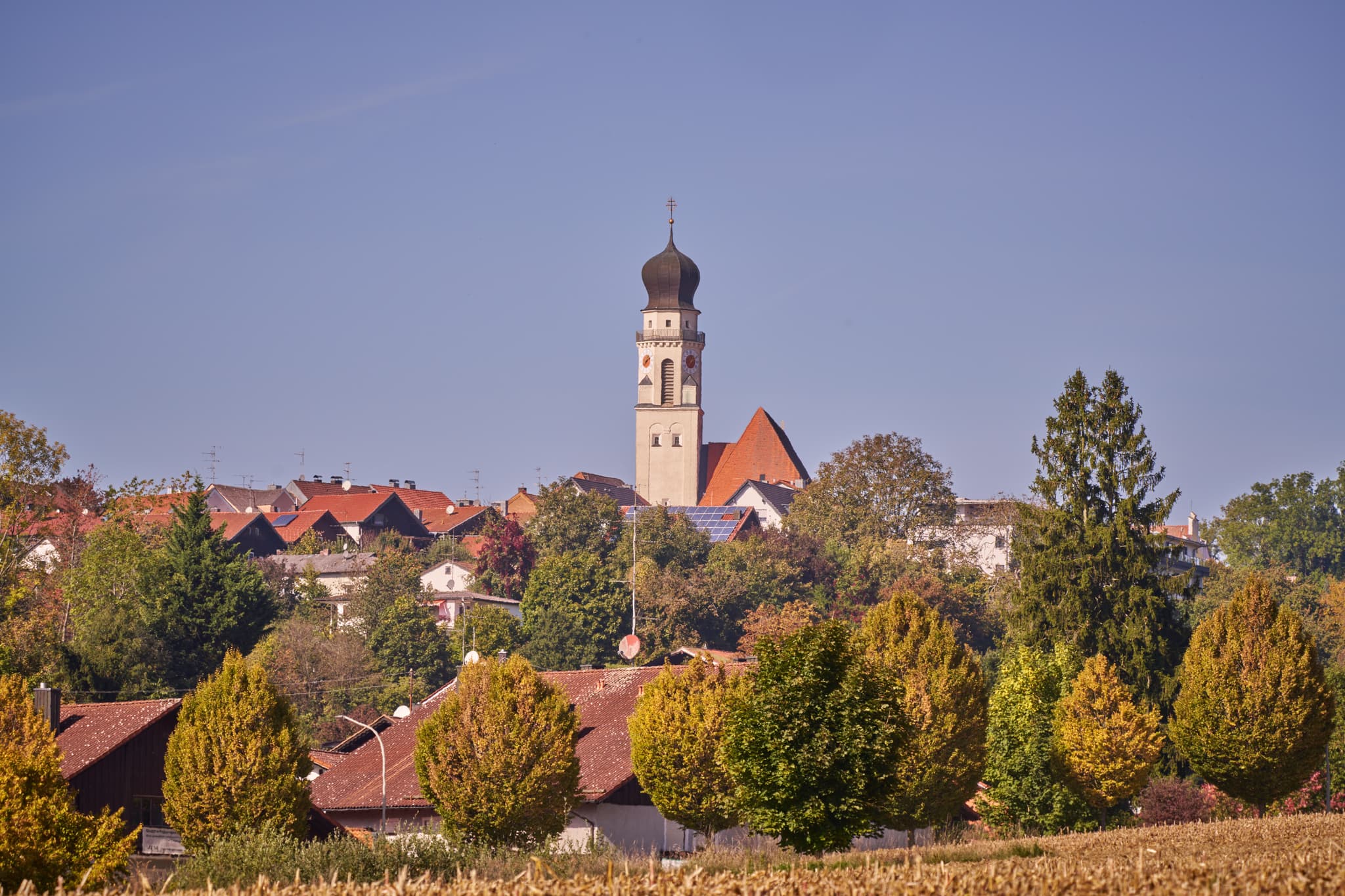 Die Stadtpfarrkirche in Bad Griesbach höhe Katzham, Landkreis Passau, Niederbayern. Im Herzen des Bäderdreiecks gelegen, ein idyllisches Motiv.