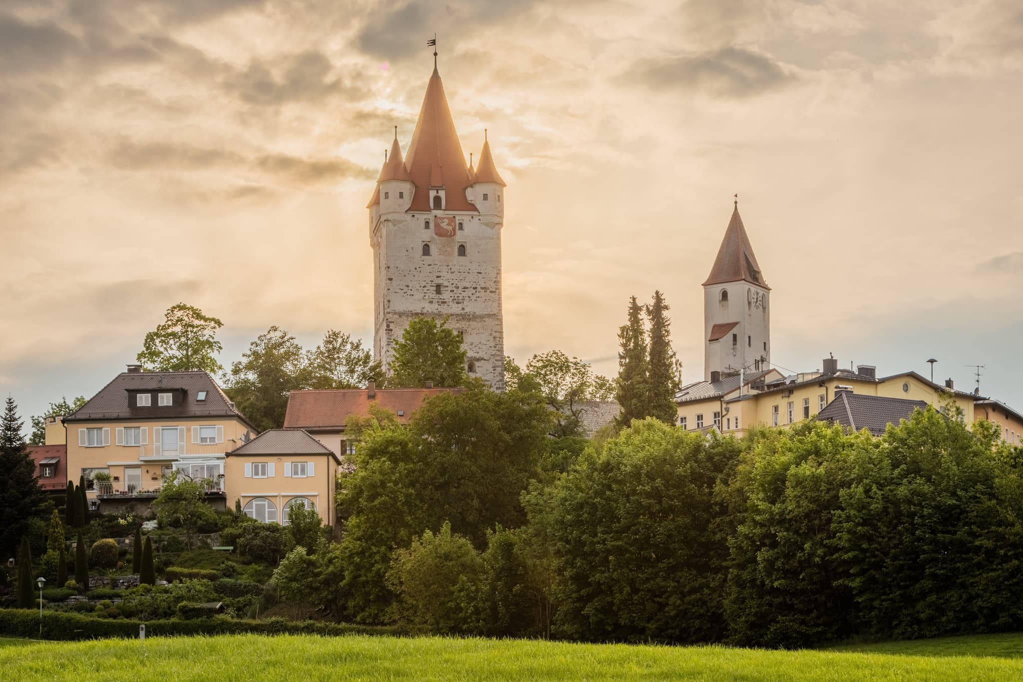 Historischer Schlossturm und Burgtürme in Haag, Mühldorf am Inn. Malerische Szenerie in der Region Inn-Salzach, Oberbayern, Deutschland, umgeben von Natur.